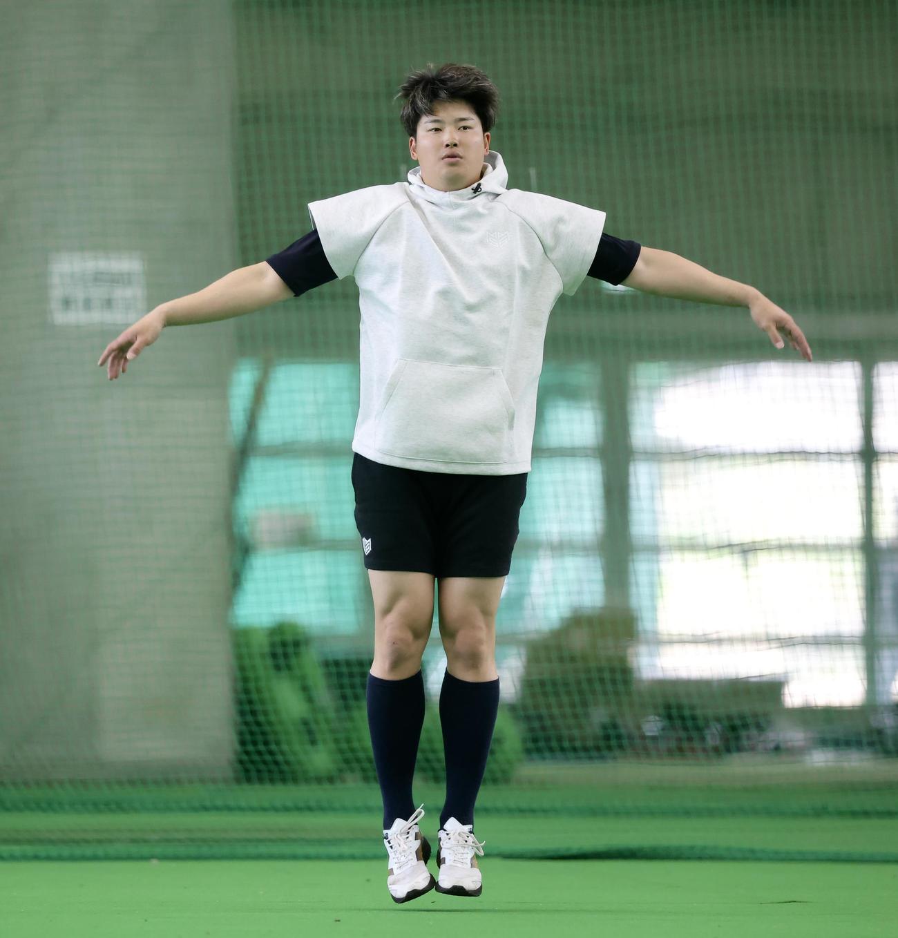 ウオーミンクアップするヤクルト村上（撮影・河田真司）