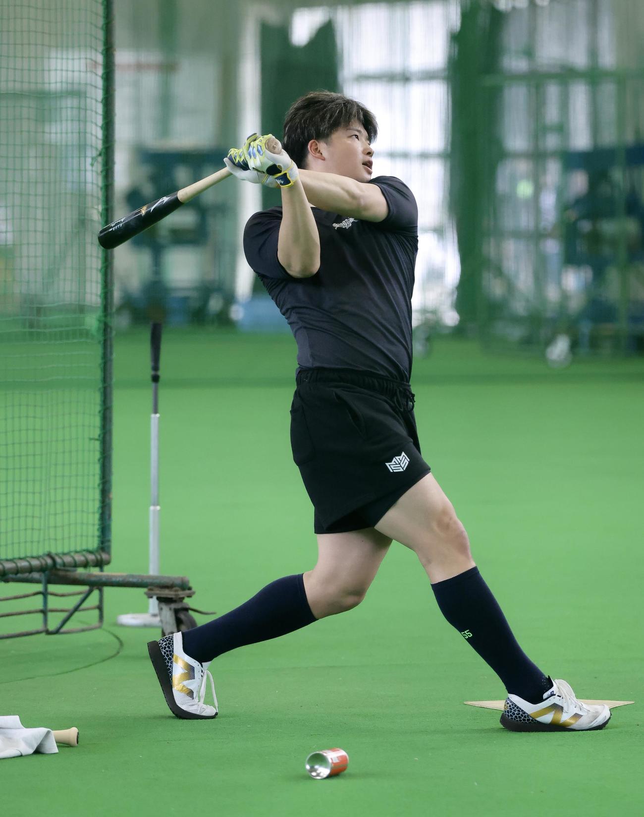 打撃練習するヤクルト村上（撮影・河田真司）
