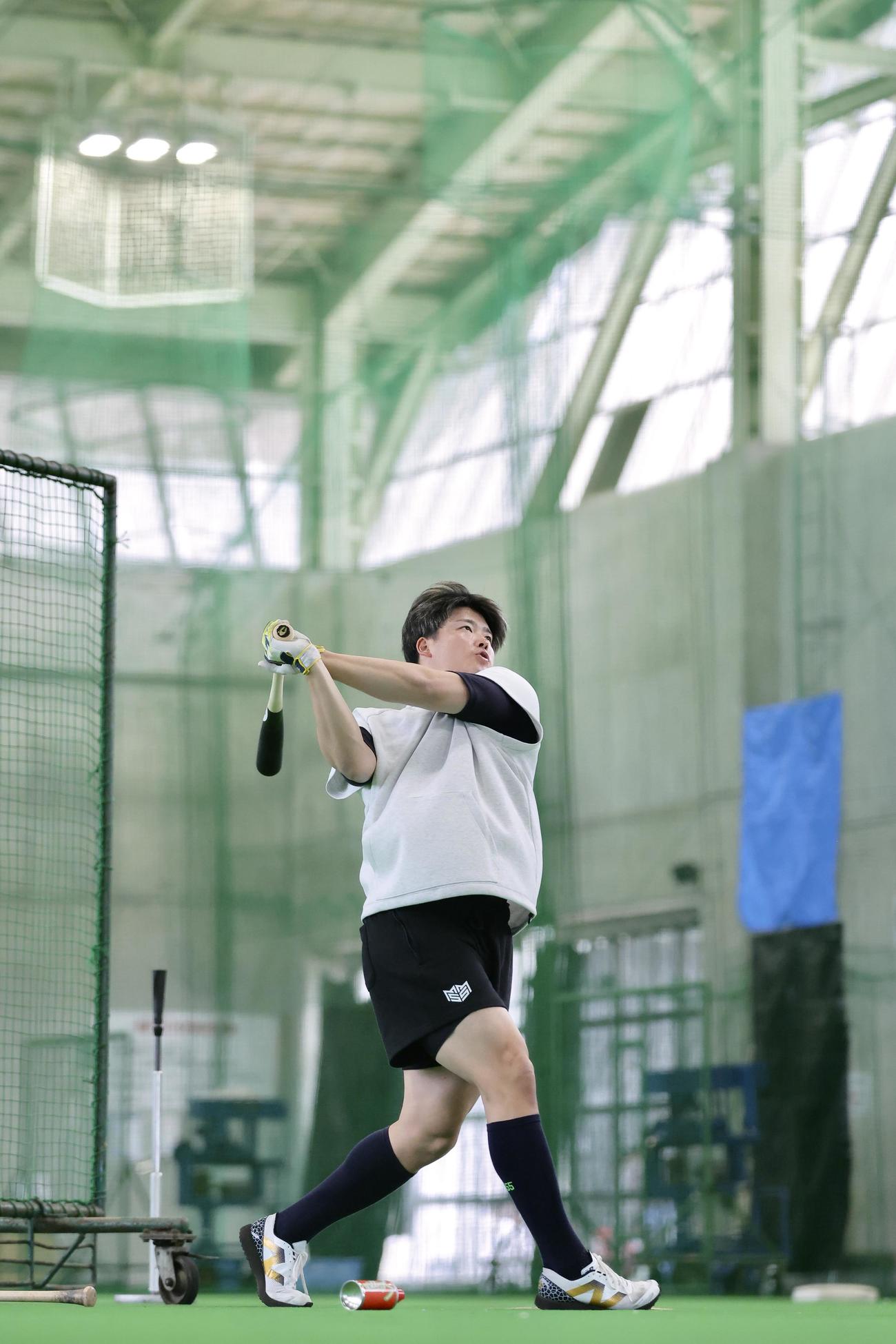 打撃練習するヤクルト村上（撮影・河田真司）