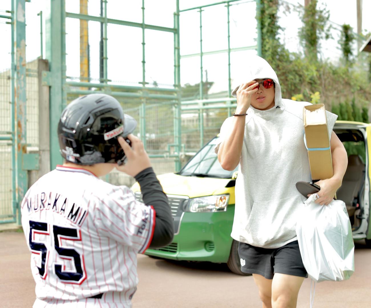 室内練習場に移動するヤクルト村上（右）（撮影・河田真司）