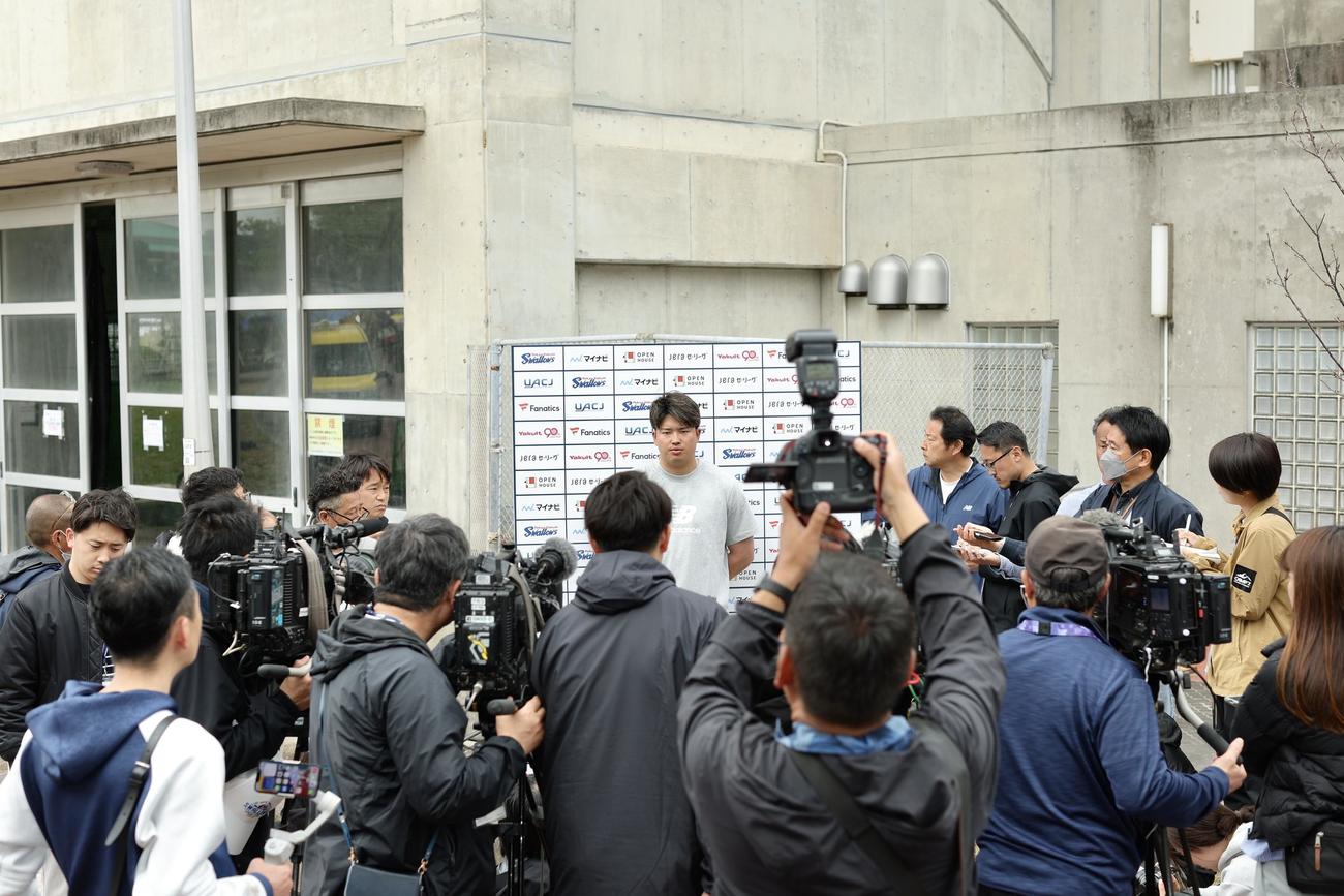 記者の質問に答えるヤクルト村上（撮影・河田真司）