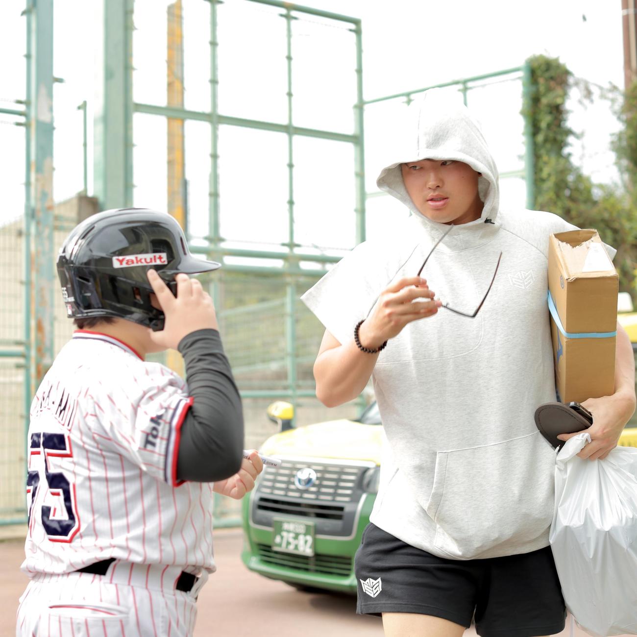 室内練習場に移動するヤクルト村上（右）（撮影・河田真司）