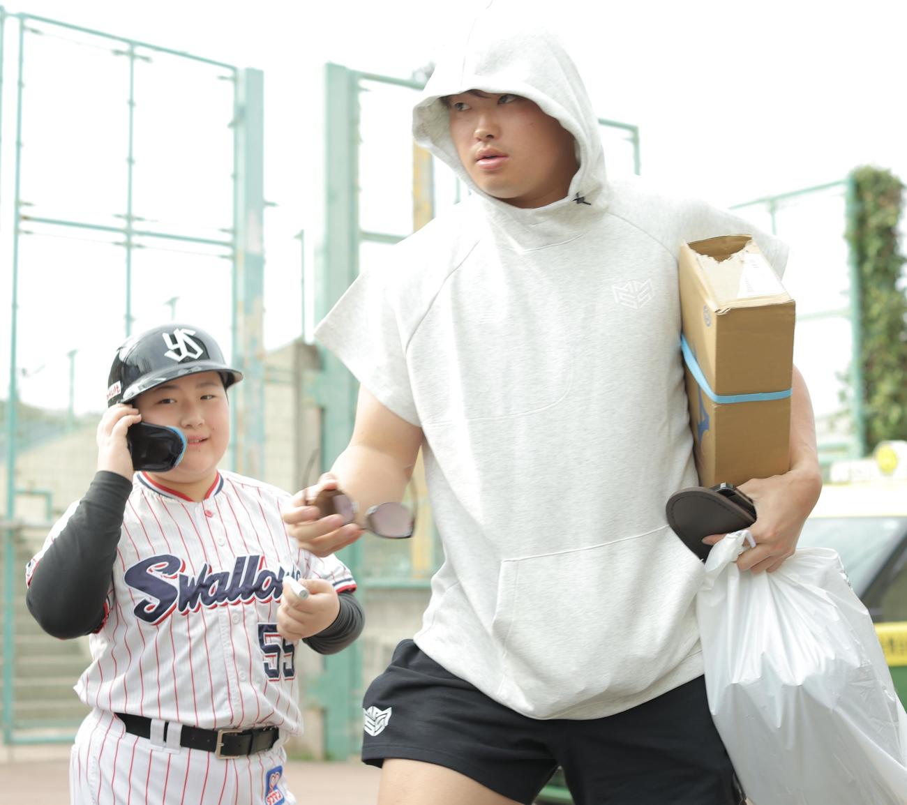 室内練習場に移動するヤクルト村上（右）（撮影・河田真司）