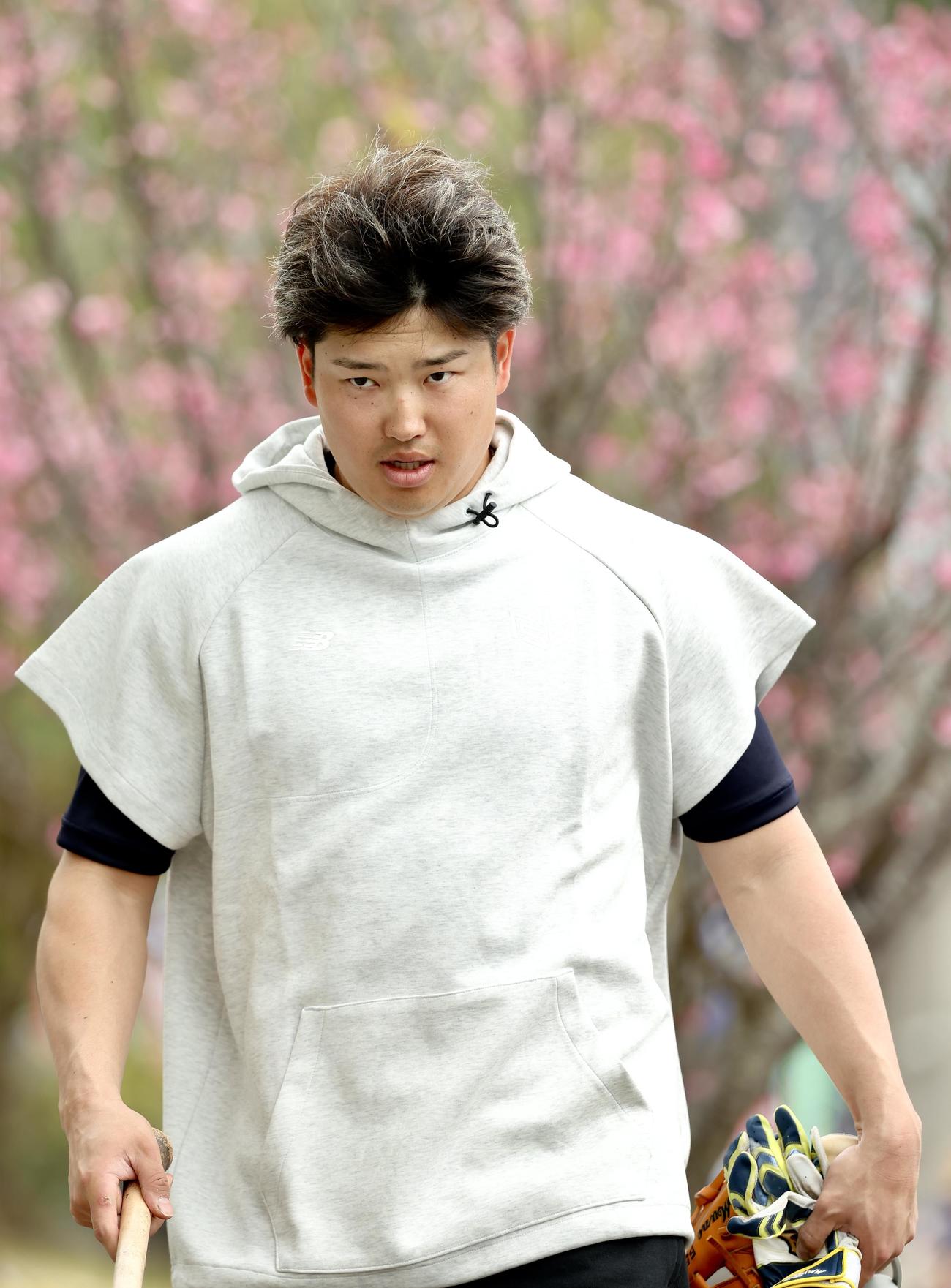 室内練習場に移動するヤクルト村上（右）（撮影・河田真司）