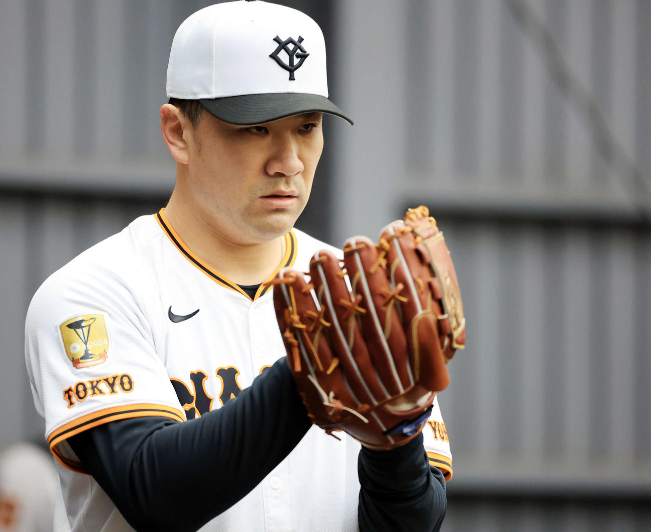 ブルペンで真剣な表情で構える巨人田中将（撮影・浅見桂子）