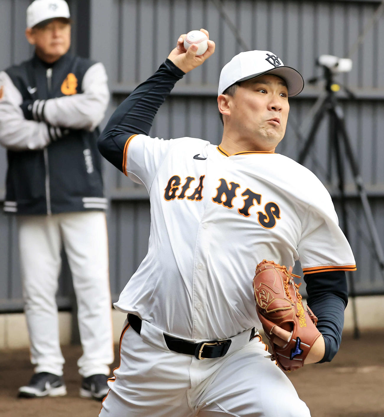 ブルペンで気迫の表情で投げる巨人田中将（撮影・浅見桂子）