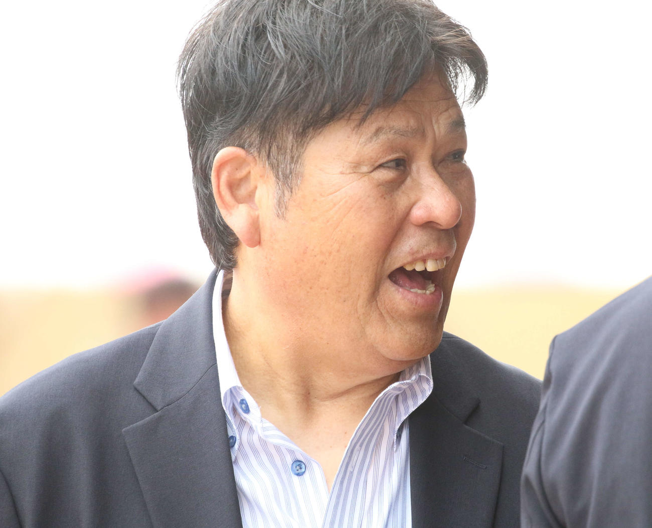 日本ハムのキャンプ地を訪問した球団OBで日本ハム山崎福也の父の章弘さん（撮影・木下大輔）
