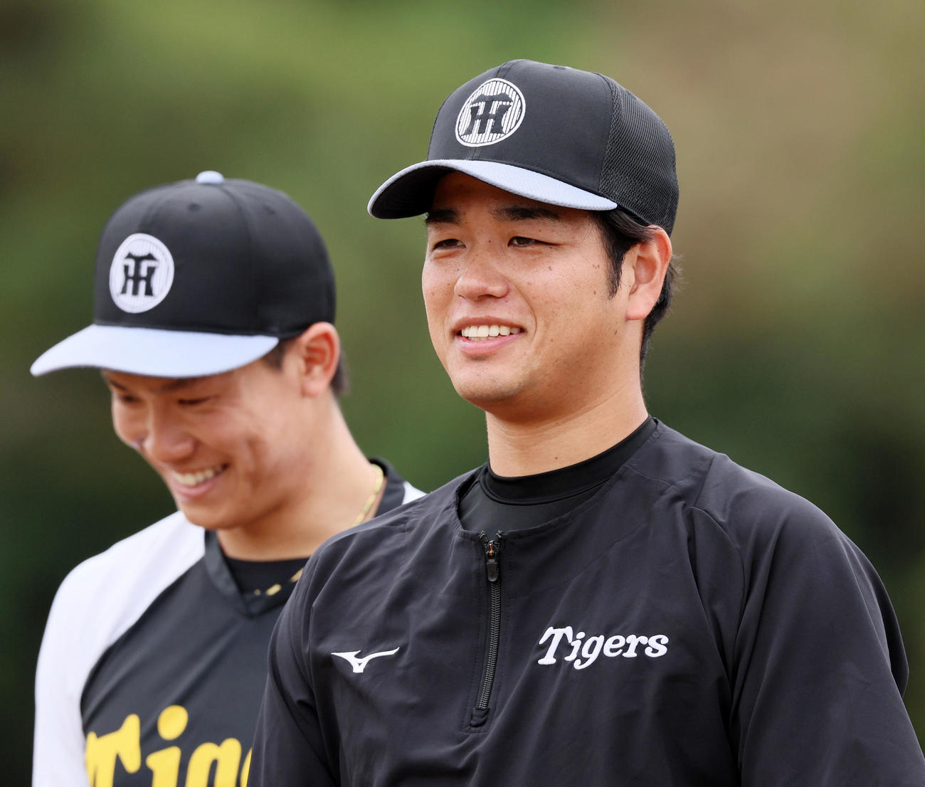 キャッチボールを終え明るい表情を見せる高橋。左は湯浅（撮影・加藤哉）