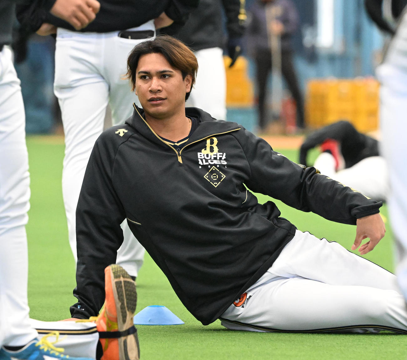 室内でウオームアップするオリックス宇田川（撮影・和賀正仁）