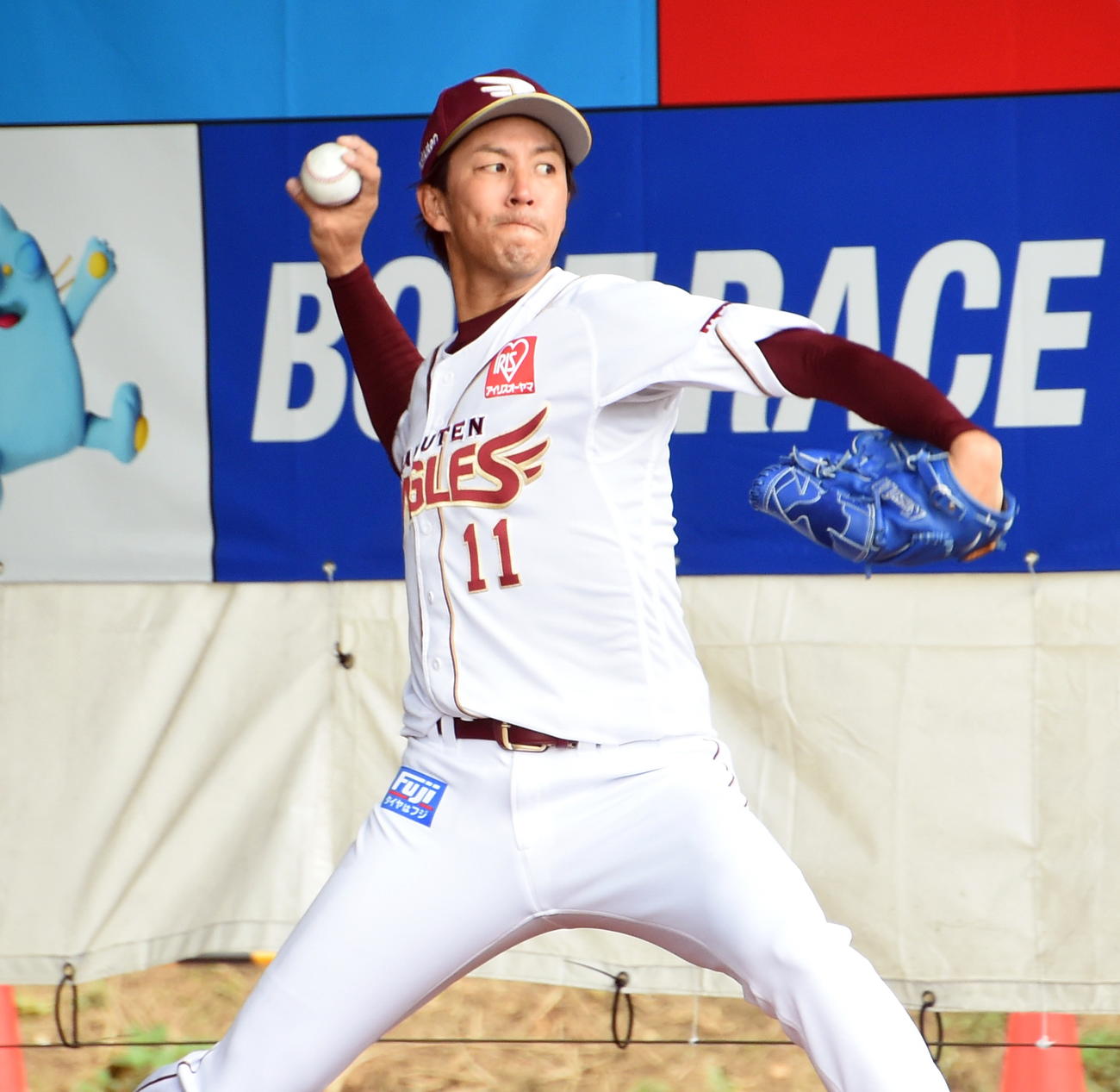 ブルペンで精力的に投げ込む楽天岸（撮影・山田愛斗）
