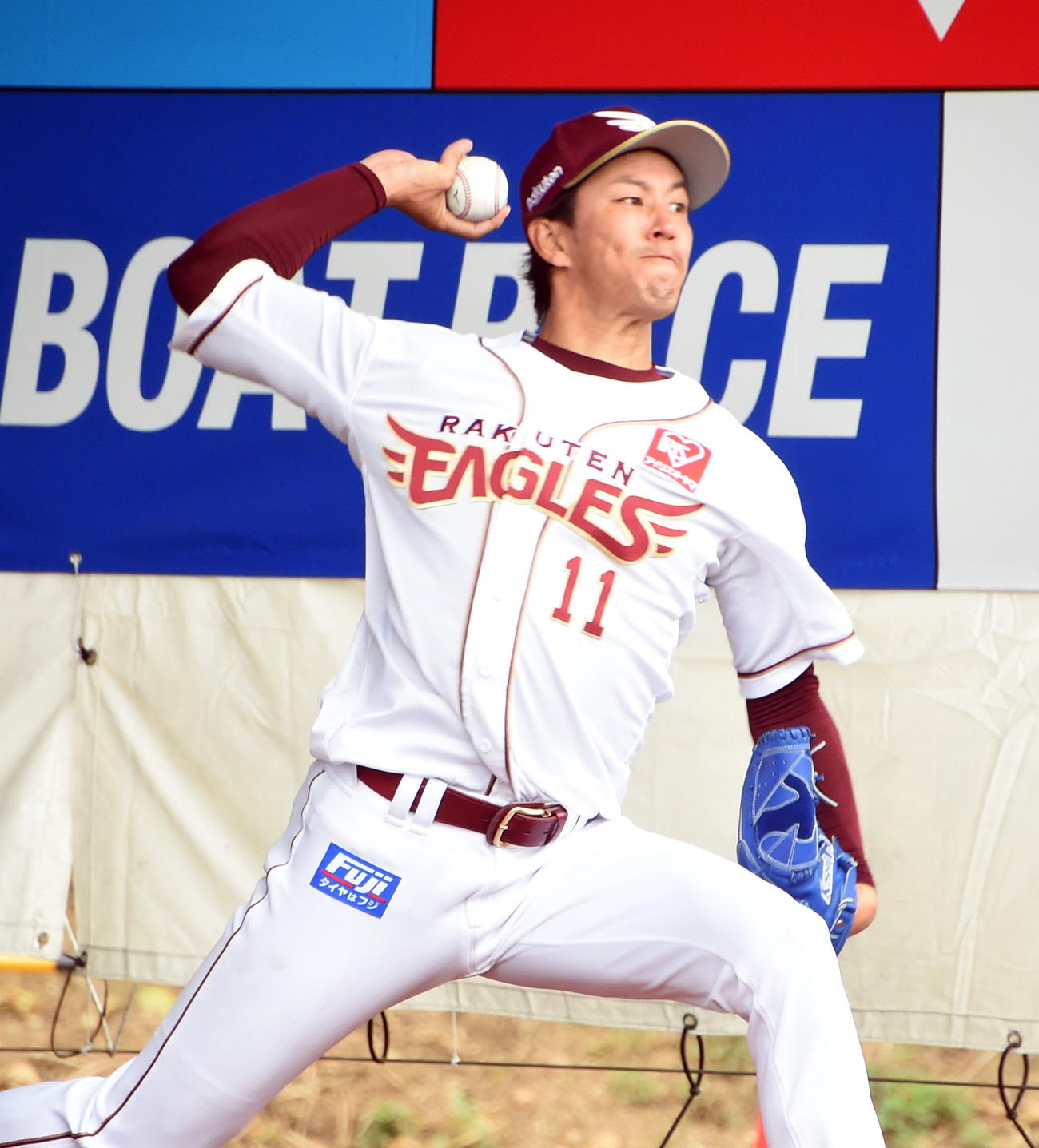 ブルペンで精力的に投げ込む楽天岸（撮影・山田愛斗）