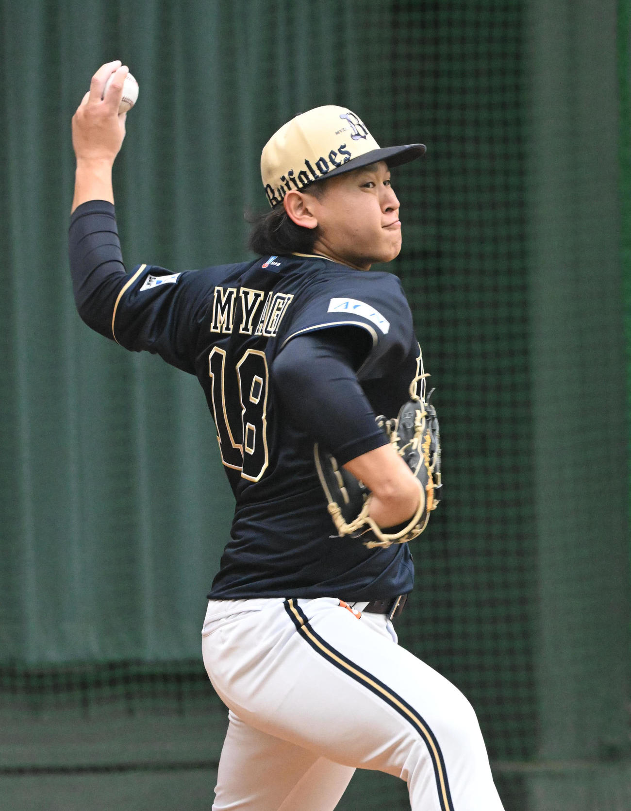 ブルペンで投げ込むオリックス宮城（撮影・和賀正仁）