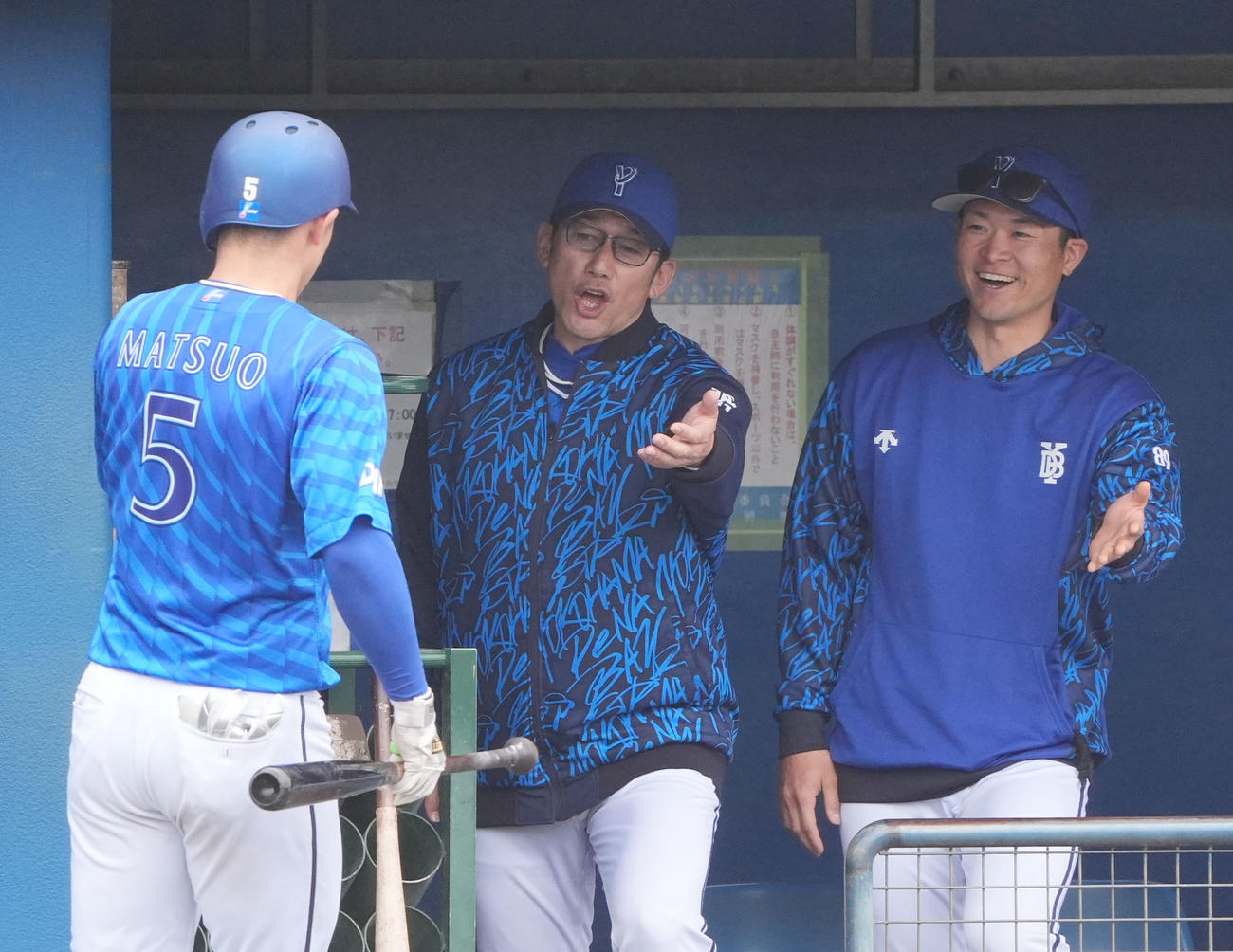 中日2軍対DeNA 1回表DeNA無死、左越え本塁打を放った松尾を迎える三浦監督（中央）（撮影・森本幸一）