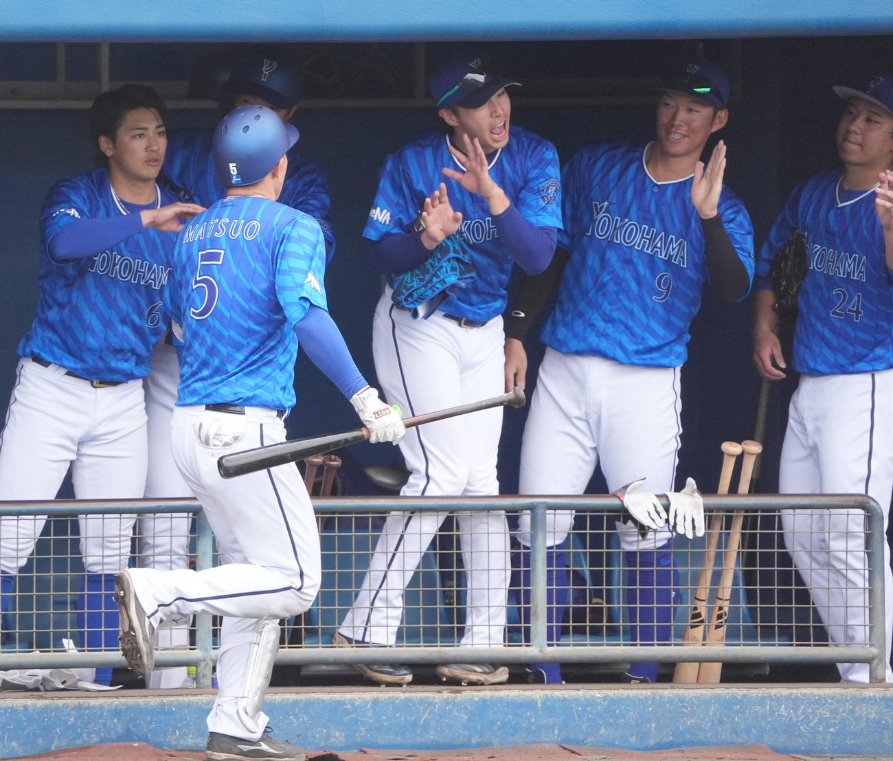 中日2軍対DeNA 1回表DeNA無死、左越え本塁打を放った松尾を迎える度会（中央）（撮影・森本幸一）
