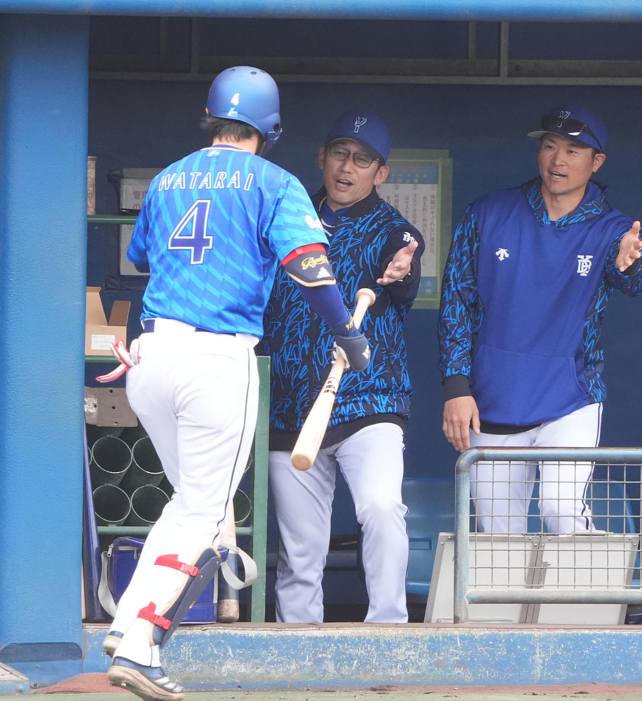 中日2軍対DeNA 1回表DeNA無死、右越え本塁打を放った度会を迎える三浦監督（中央）（撮影・森本幸一）