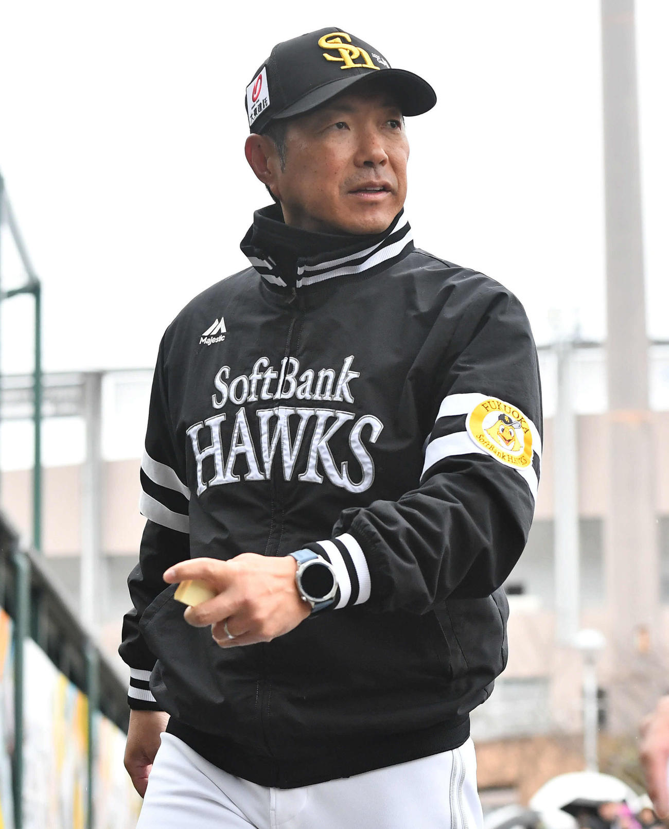 室内練習場へ向かうソフトバンク小久保監督（撮影・岩下翔太）