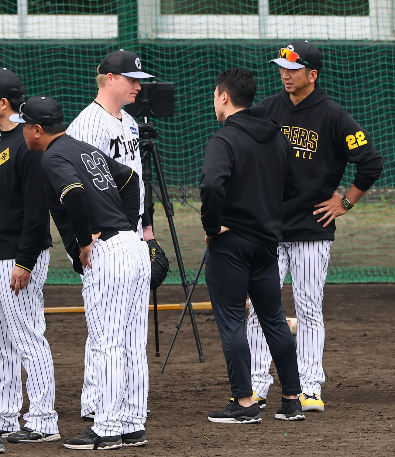 ライブBPを終え、藤川監督（右）と話しをするネルソン（撮影・藤尾明華）