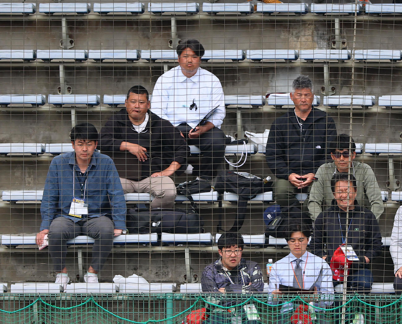 ネルソンとビーズリーのライブBPを視察する各球団のスコアラー（撮影・藤尾明華）