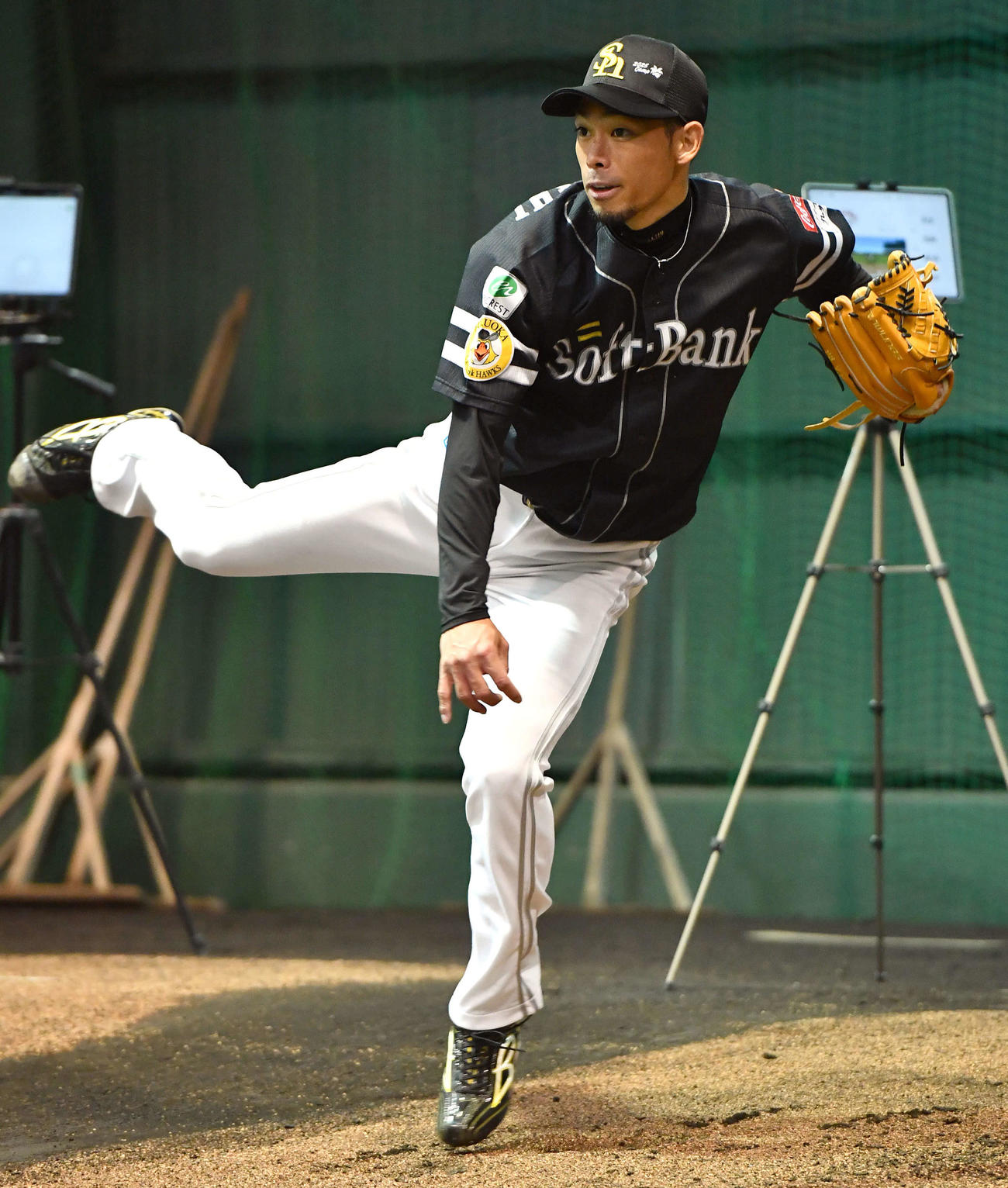 ブルペンで投げ込むソフトバンク又吉（撮影・岩下翔太）