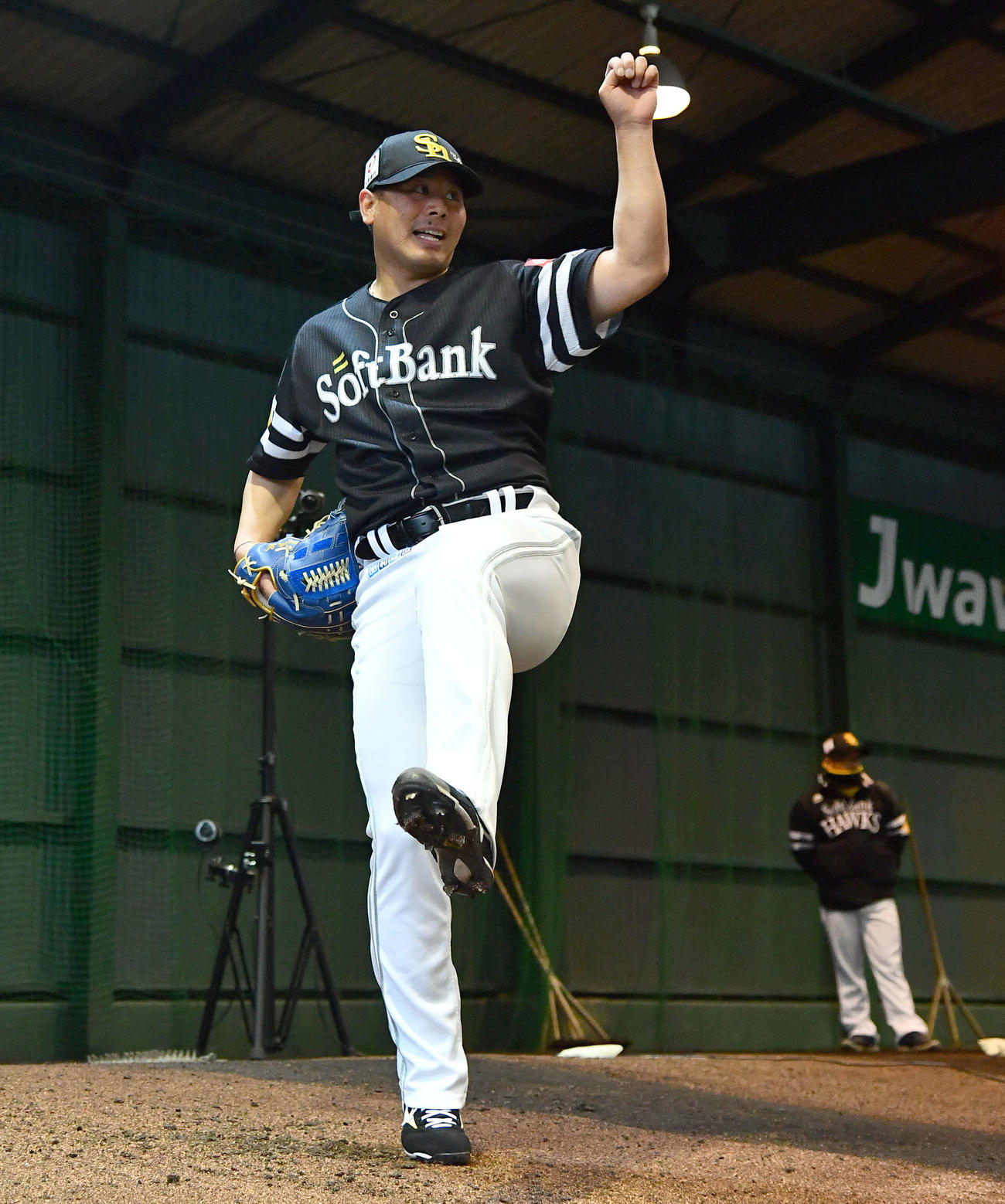ブルペンで投げ込むソフトバンク浜口（撮影・岩下翔太）