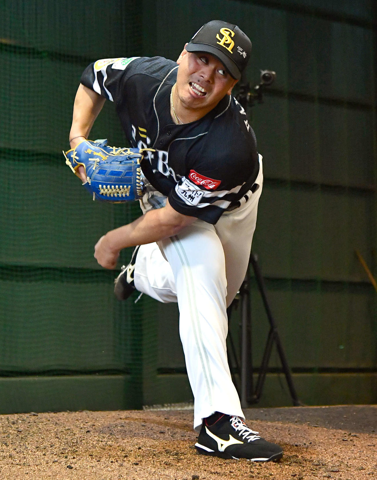 ブルペンで投げ込むソフトバンク浜口（撮影・岩下翔太）