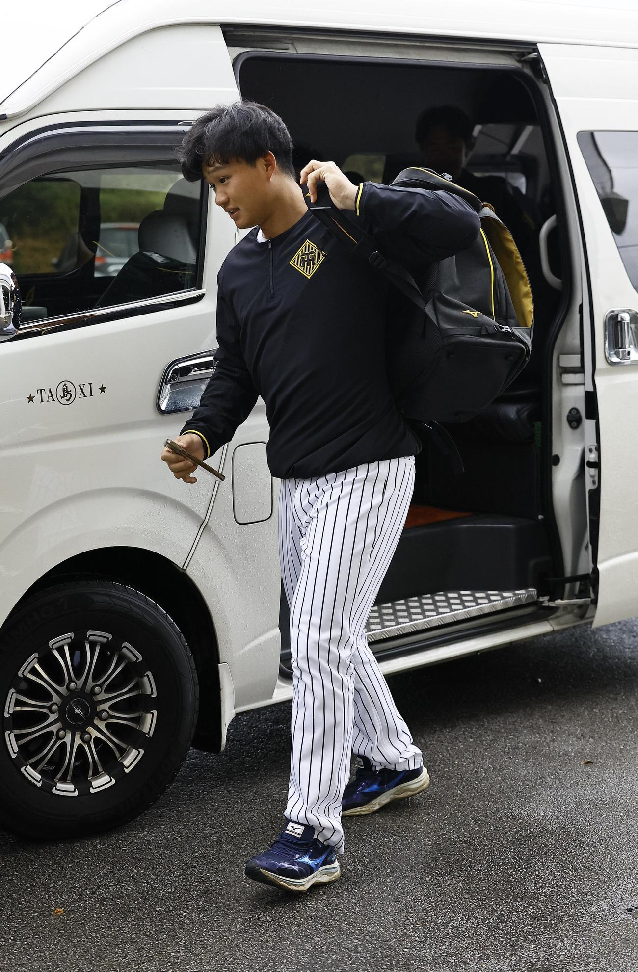 球場に到着した森下（撮影・藤尾明華）