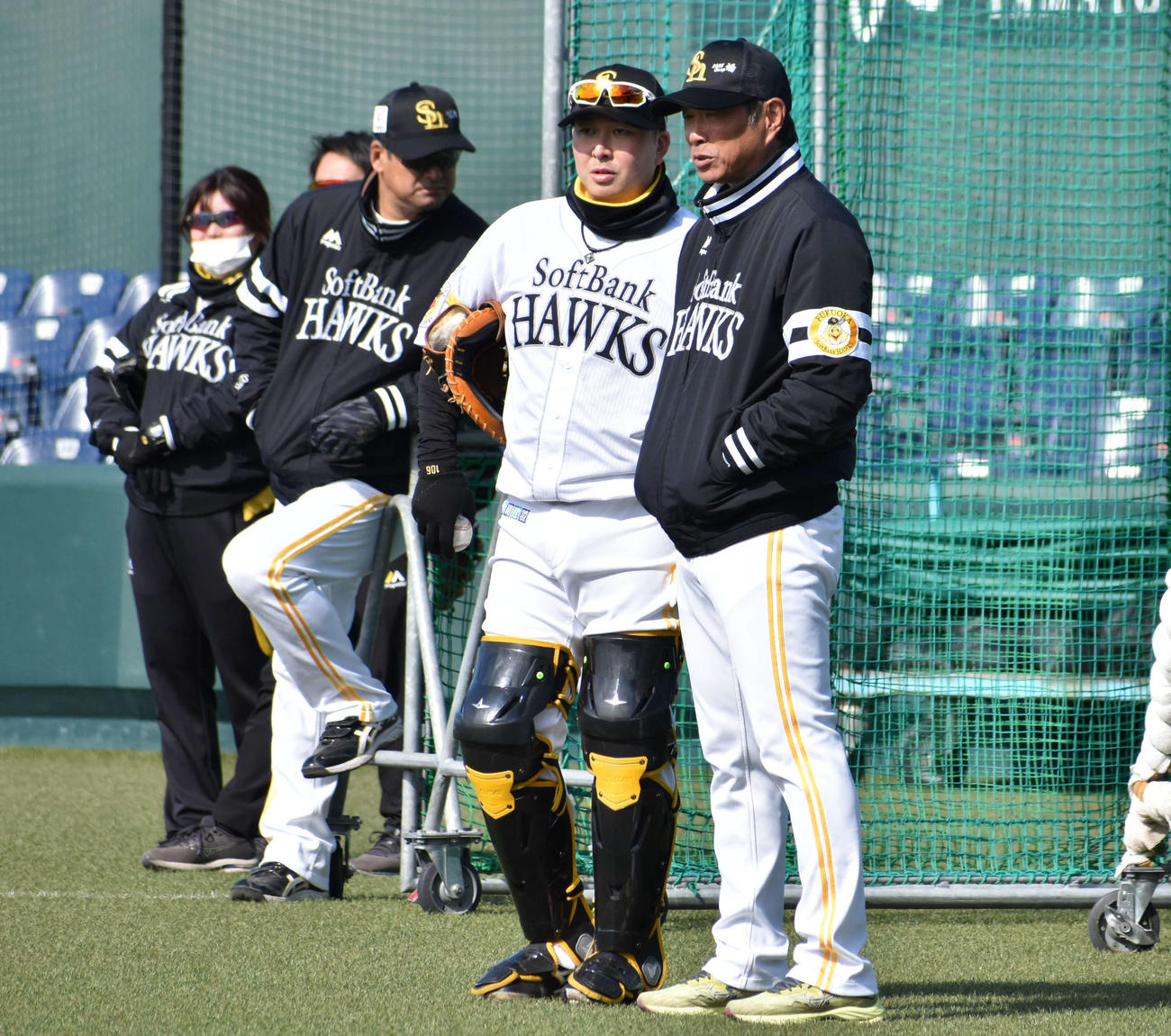 C組のシートノックを見つめる小久保監督（撮影・只松憲）