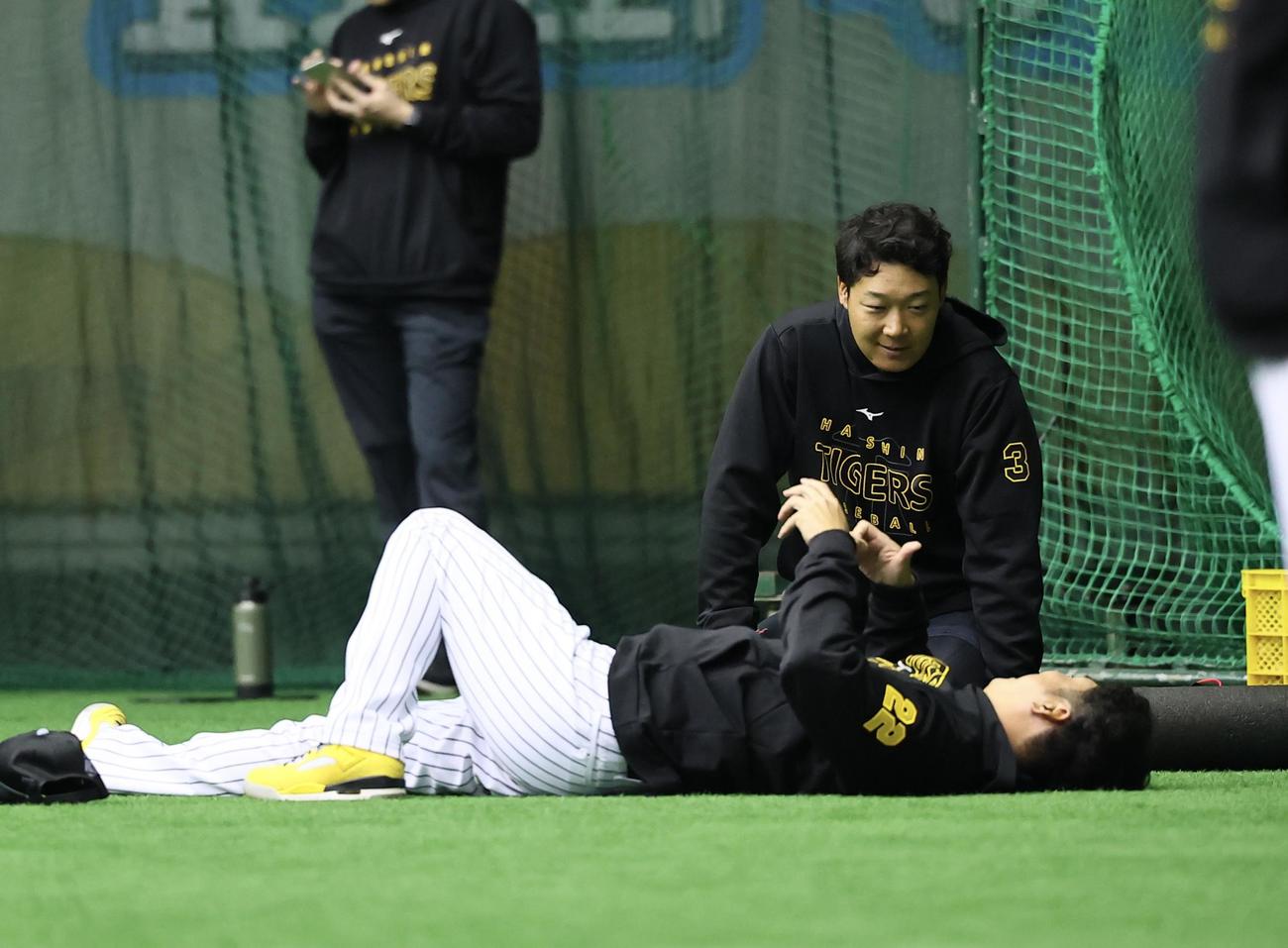 藤川監督と話をする大山（撮影・藤尾明華）