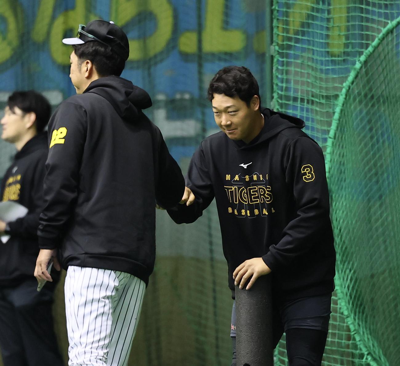 藤川監督とグータッチを交わす大山（撮影・藤尾明華）