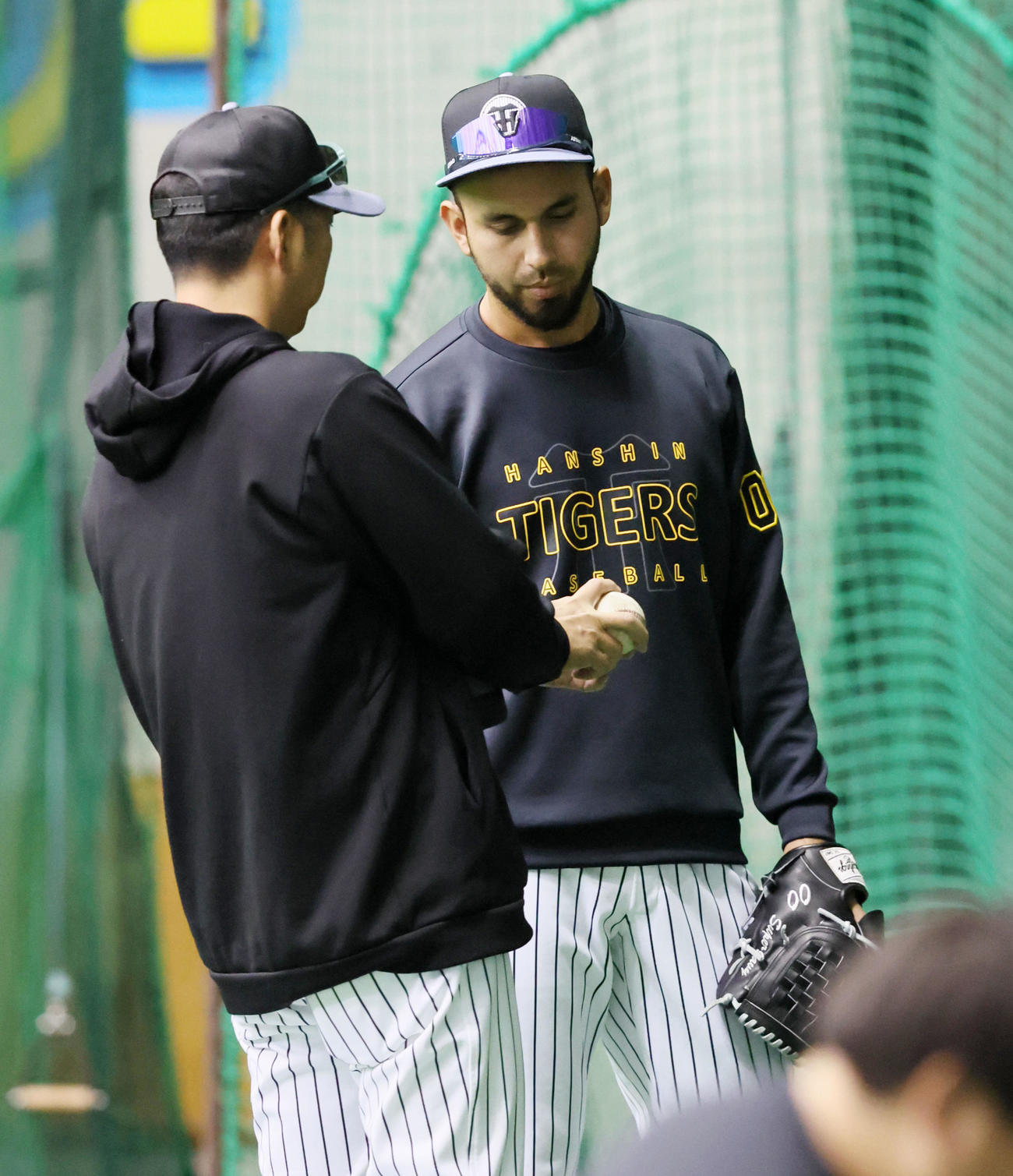 ドーム内で藤川監督（左）はゲラに変化球の握りを話す（撮影・加藤哉）