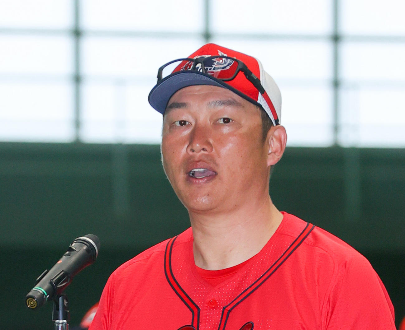 歓迎セレモニーであいさつする広島新井監督（撮影・上山淳一）