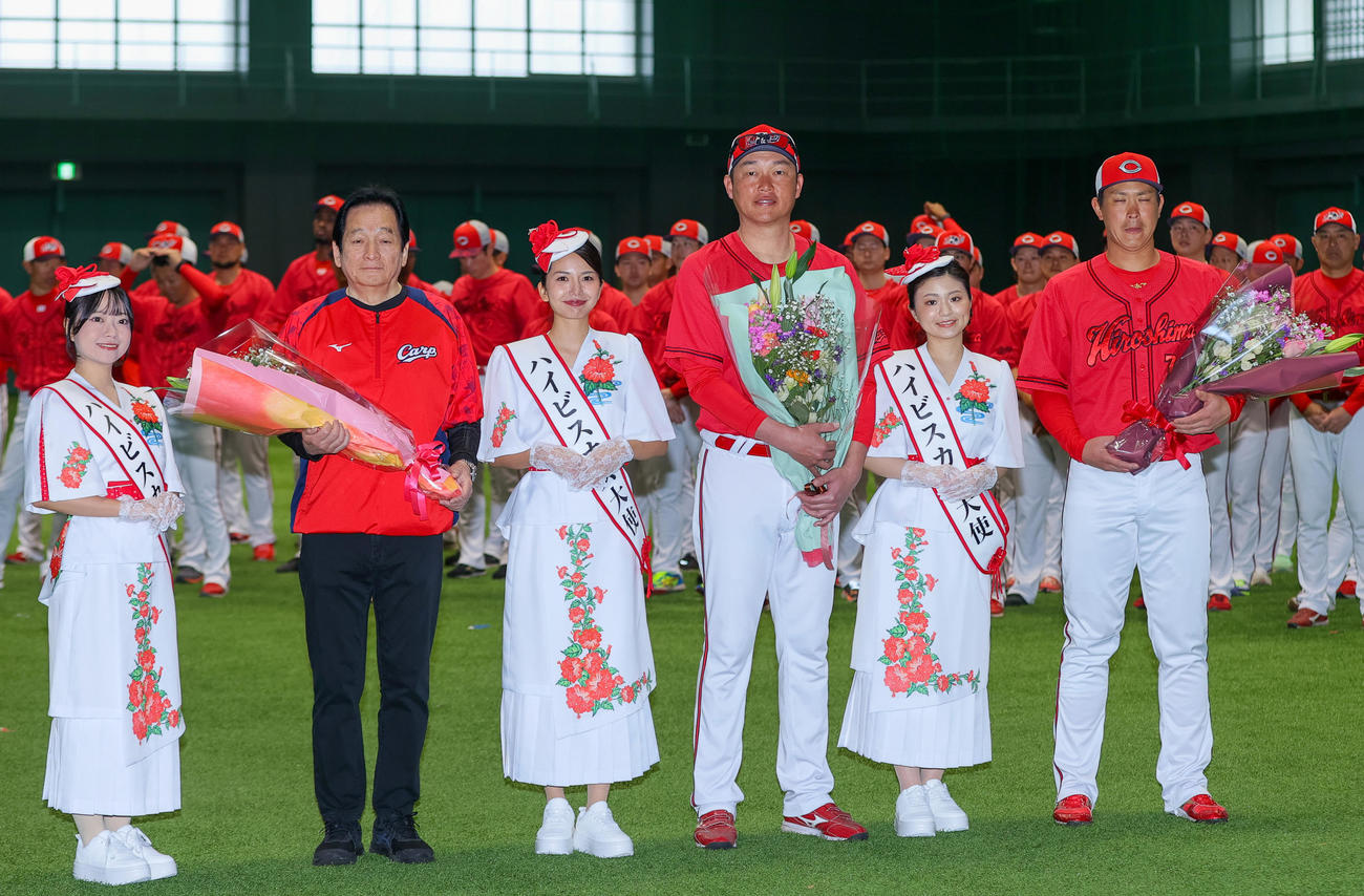 歓迎セレモニーでミスハイビスカスから花束を受け取り記念撮影する広島新井監督（左から4人目）（撮影・上山淳一）
