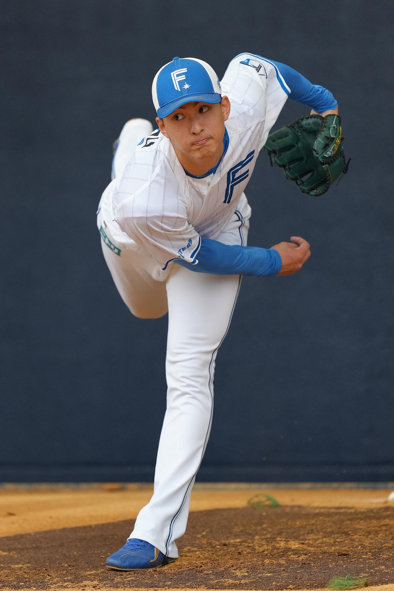 ブルペン投球する日本ハム達（撮影・足立雅史）