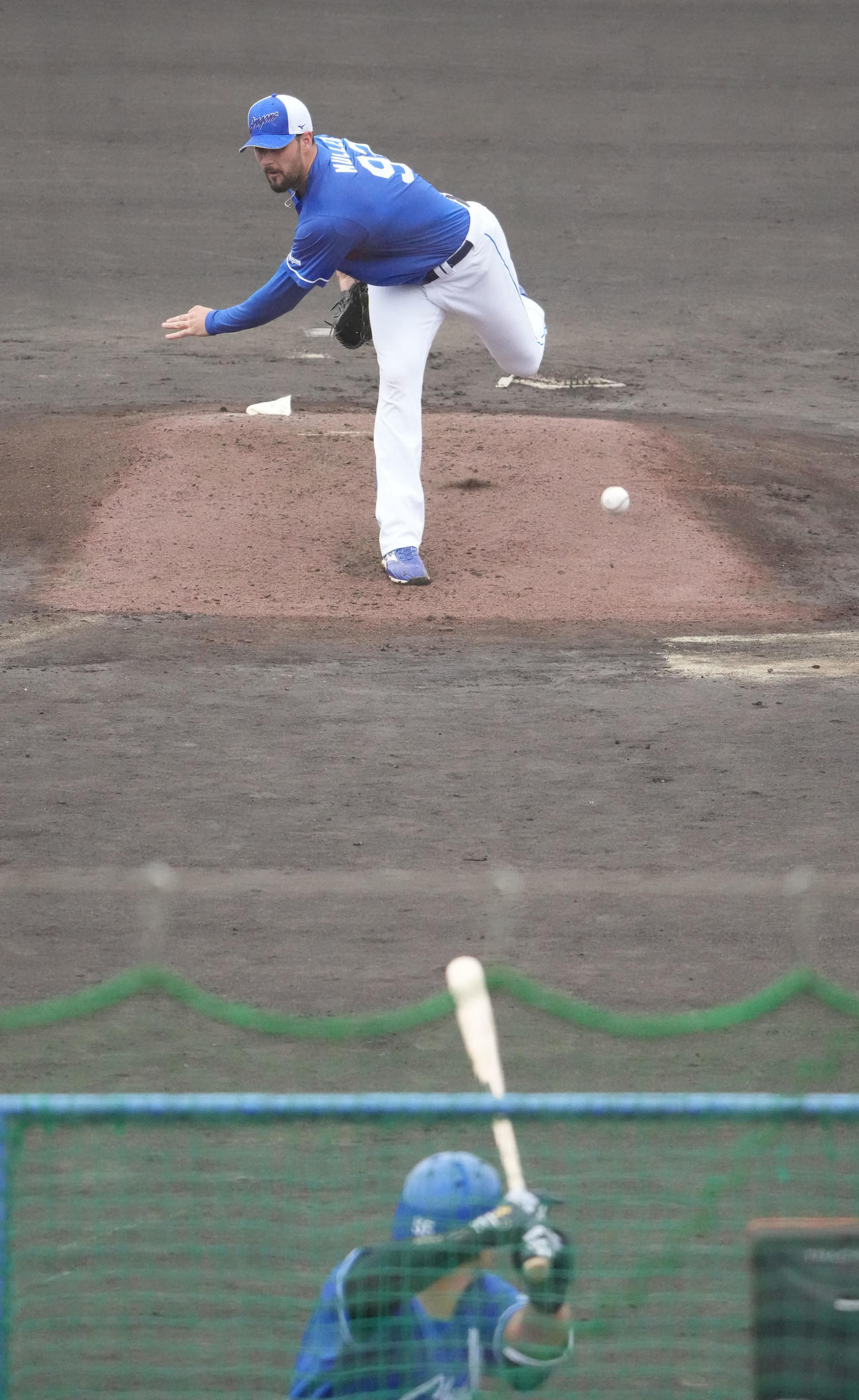 シート打撃練習に登板するマラー（撮影・森本幸一）