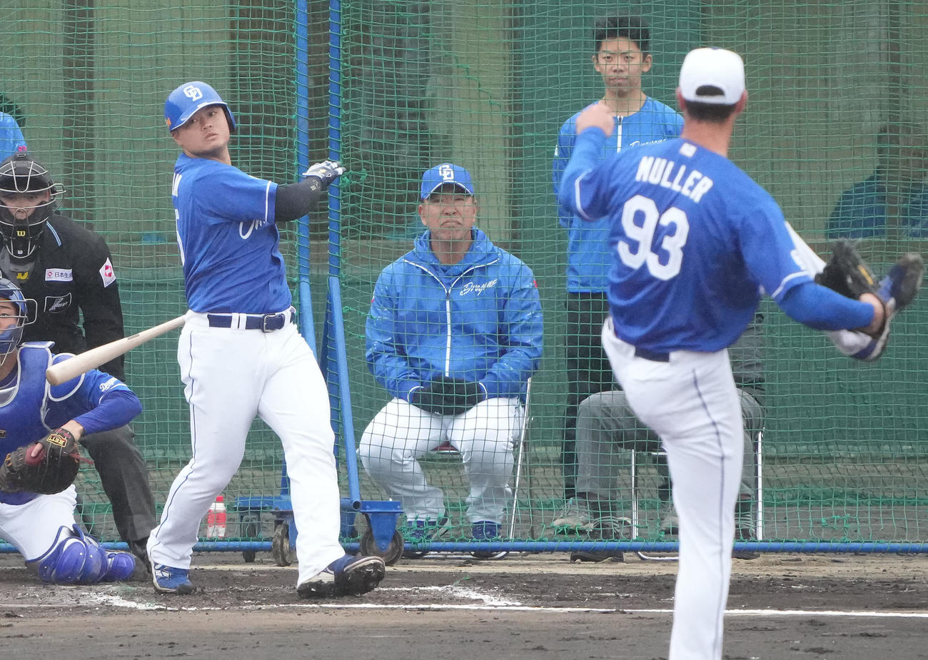 シート打撃練習に登板するマラーを見つめる井上監督（中央）（撮影・森本幸一）