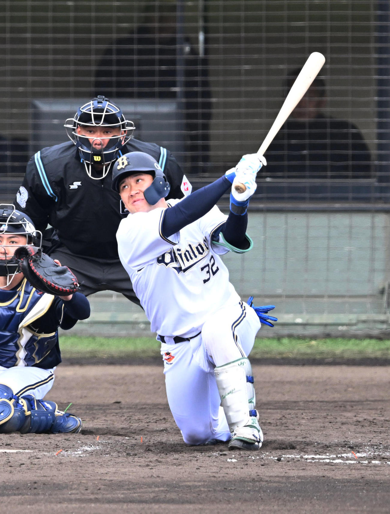 5回裏白組2死一、二塁、右前適時打を放つ福永（撮影・和賀正仁）