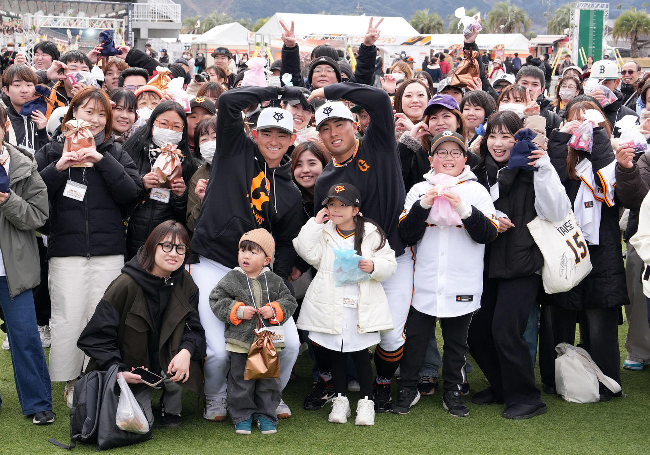 バレンタインイベントでファンと一緒に記念撮影に納まる巨人萩尾（中央左）と浅野（撮影・たえ見朱実）