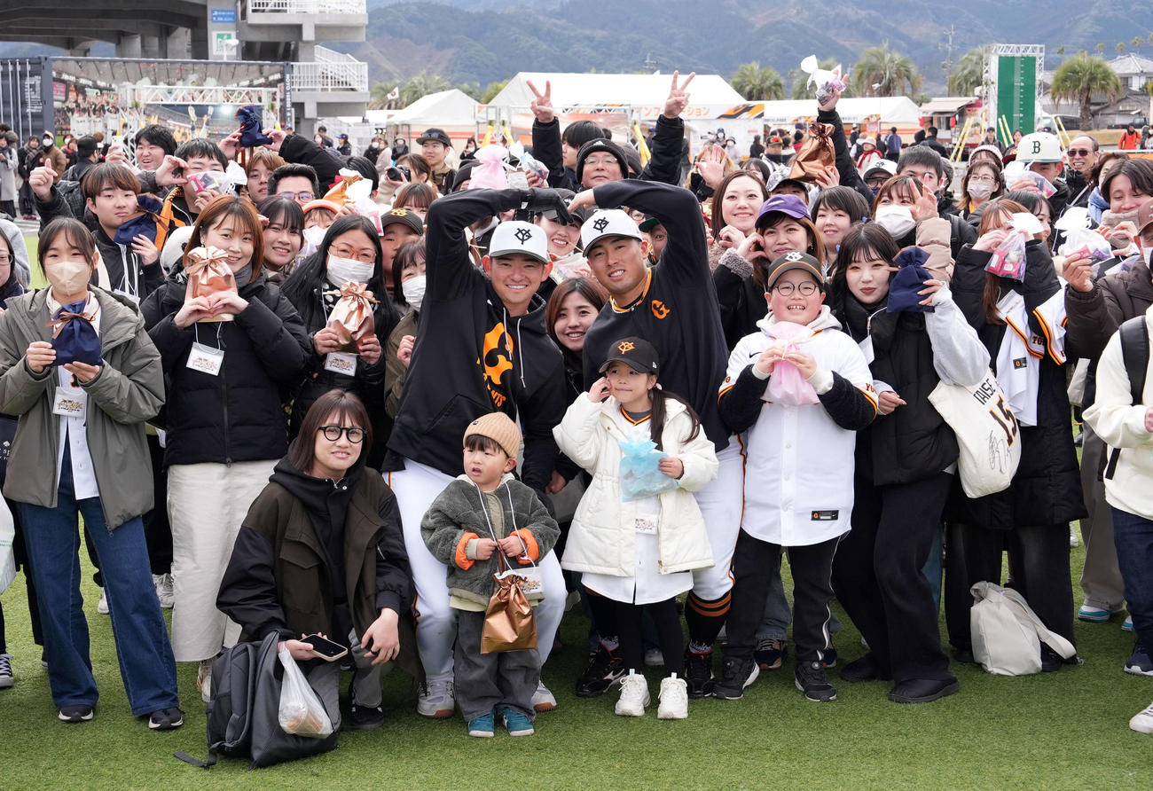 バレンタインイベントでファンと一緒に記念撮影に納まる巨人萩尾（中央左）と浅野（撮影・たえ見朱実）