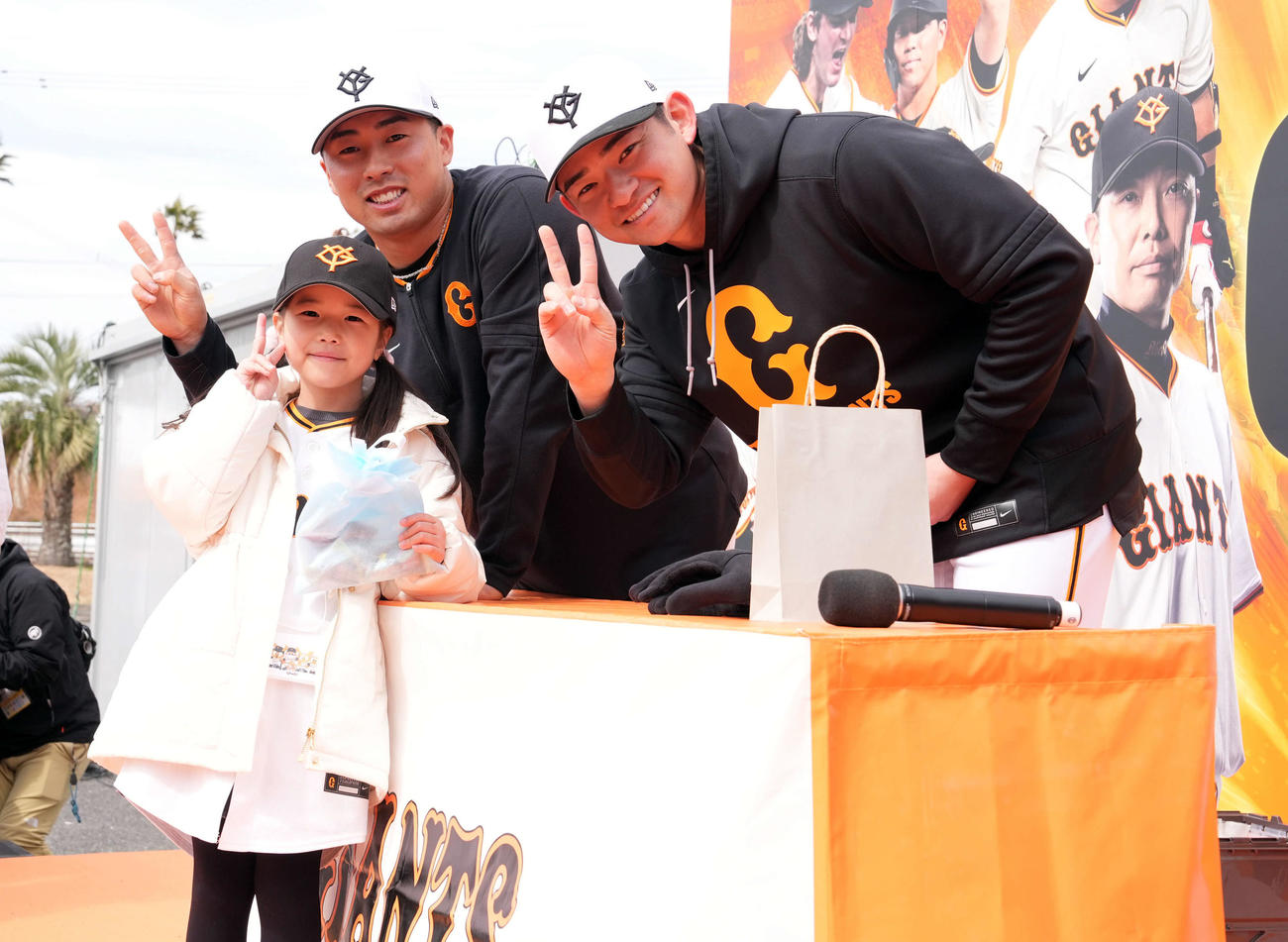 バレンタインイベントでファンと一緒に記念撮影に納まる巨人浅野（中央）と萩尾（撮影・たえ見朱実）