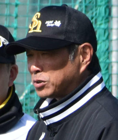 C組のシートノックを見つめる小久保監督（撮影・只松憲）