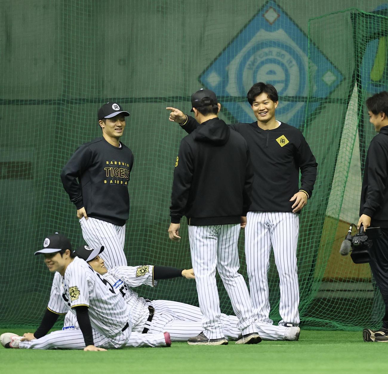 筒井外野守備走塁コーチ（手前）らと話をする森下（右端）（撮影・藤尾明華）