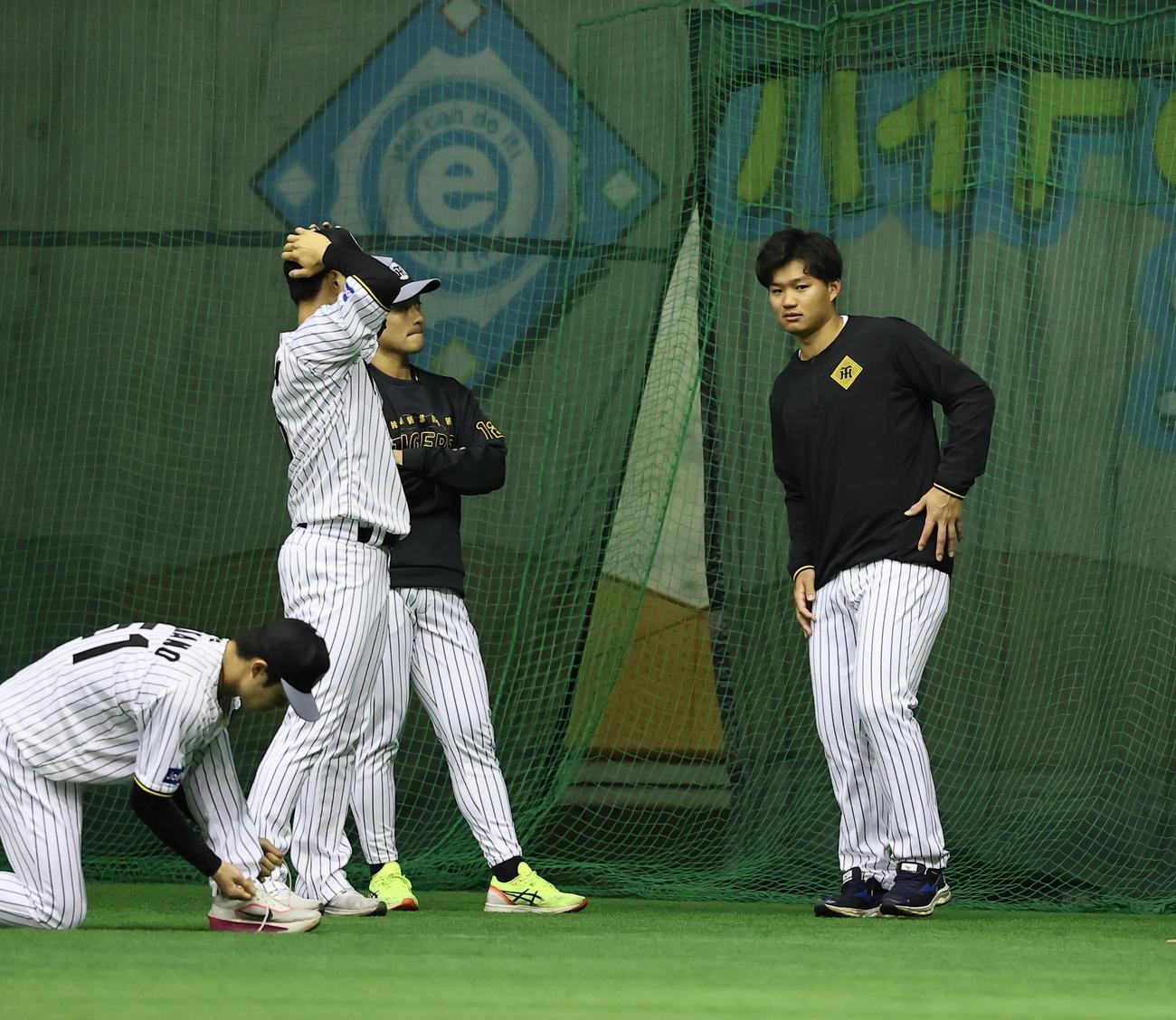 坂本、木浪らと話をする森下（右端）（撮影・藤尾明華）