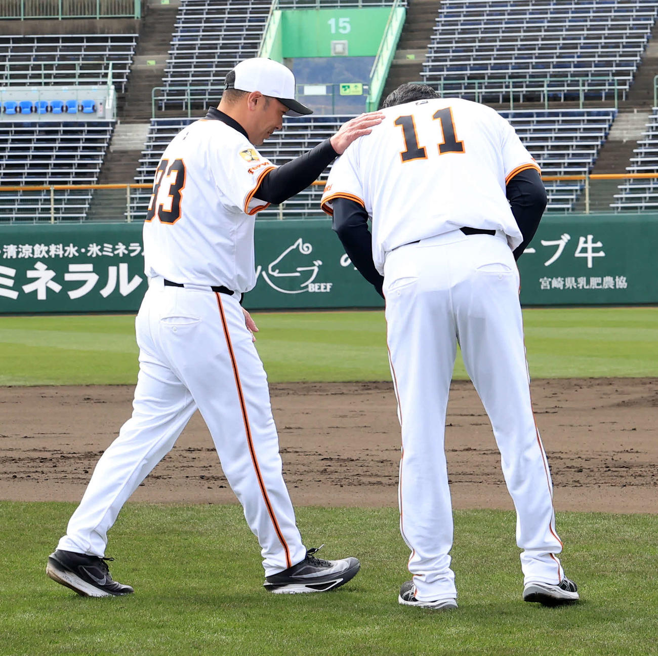 宮崎キャンプを打ち上げ手締めを終えた後、巨人阿部監督（左）は田中将大の背中をポンとたたく（撮影・浅見桂子）