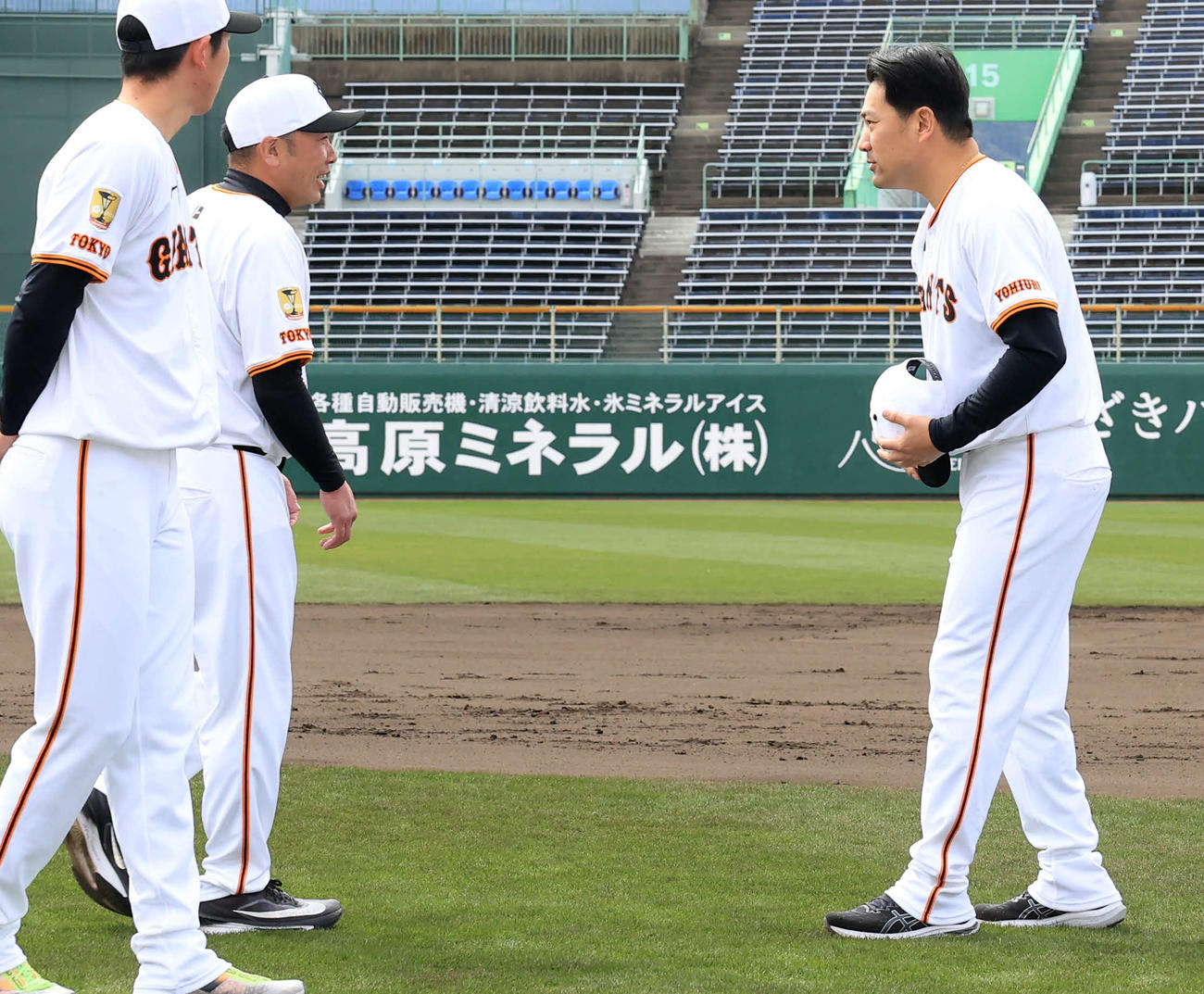 宮崎キャンプを打ち上げ手締めを終えた後、巨人阿部監督（左）にあいさつする田中将（撮影・浅見桂子）