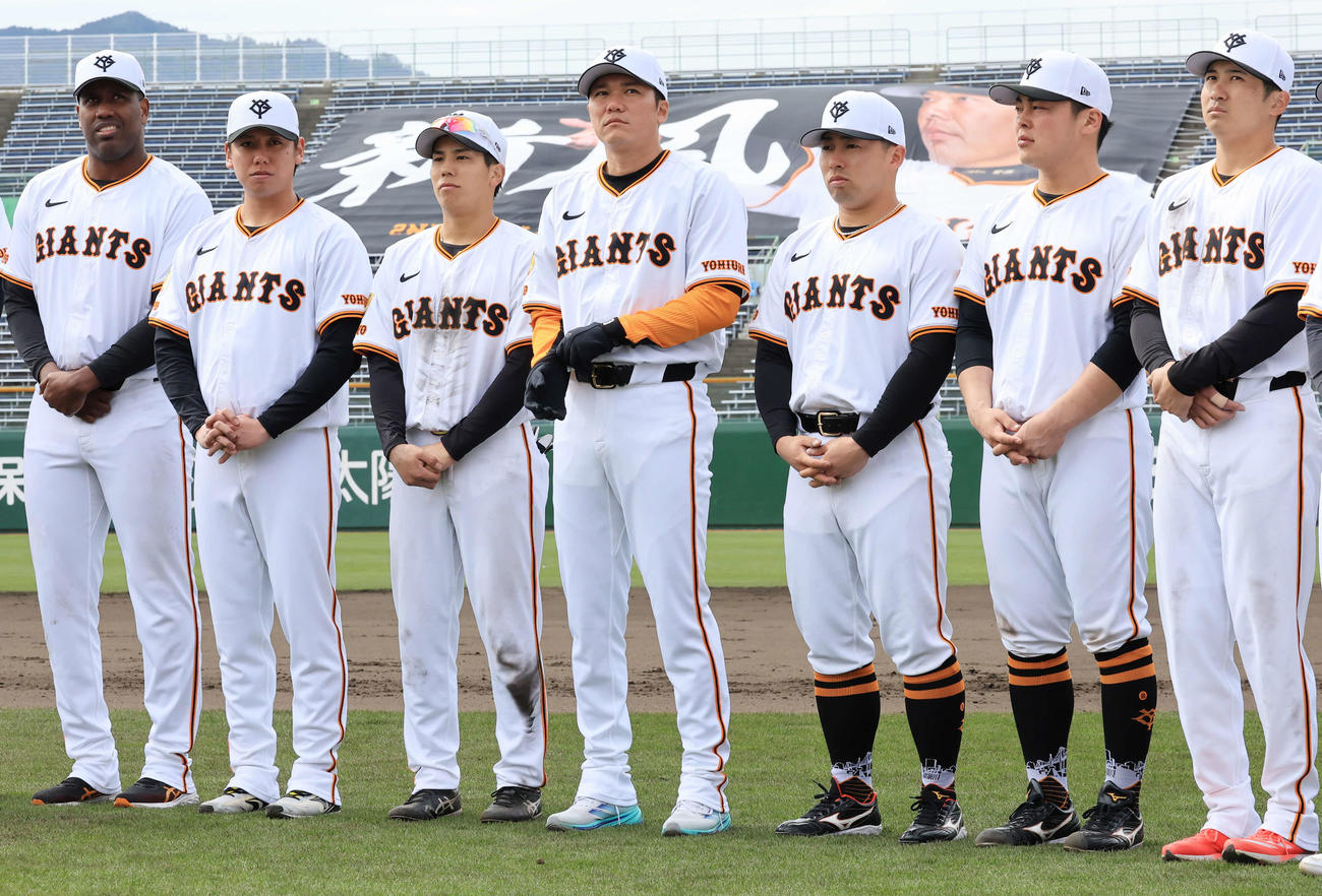 宮崎キャンプの手締めの円陣で整列する巨人坂本（中央）ら。中央右は浅野（撮影・浅見桂子）