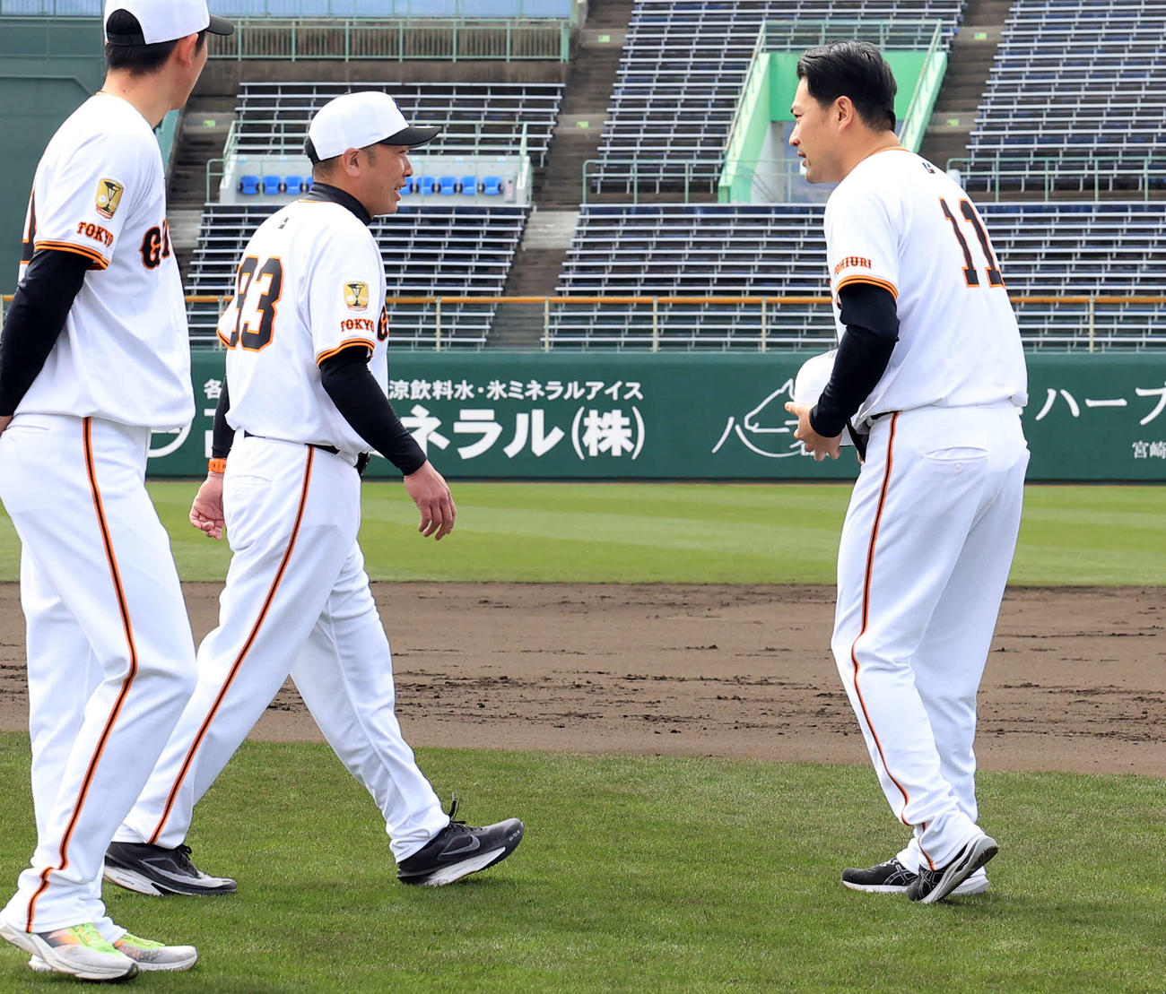 宮崎キャンプを打ち上げ手締めを終えた後、巨人阿部監督（左）にあいさつする田中将（撮影・浅見桂子）