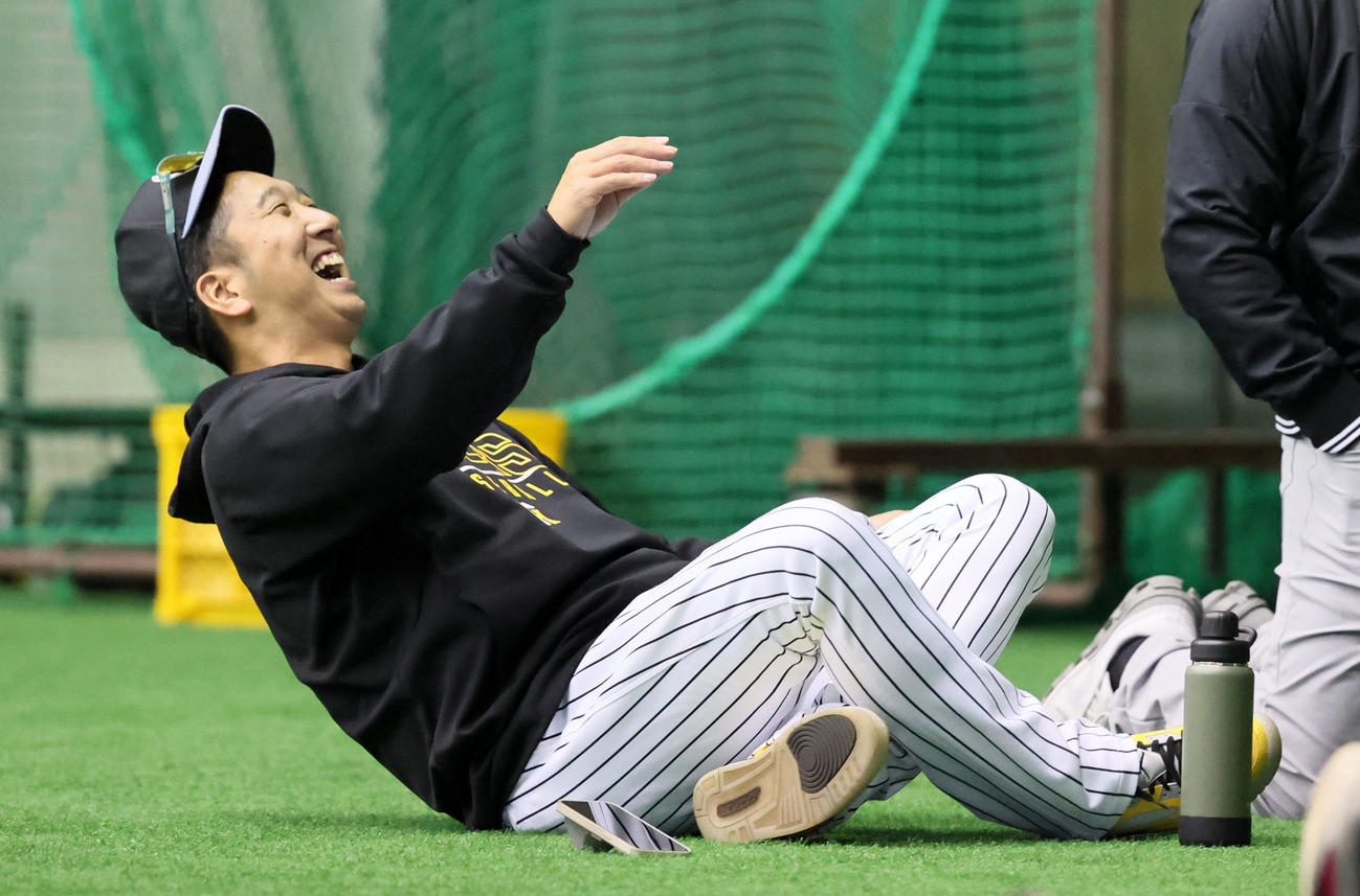 ドーム内でネルソンと談笑する藤川監督（撮影・加藤哉）