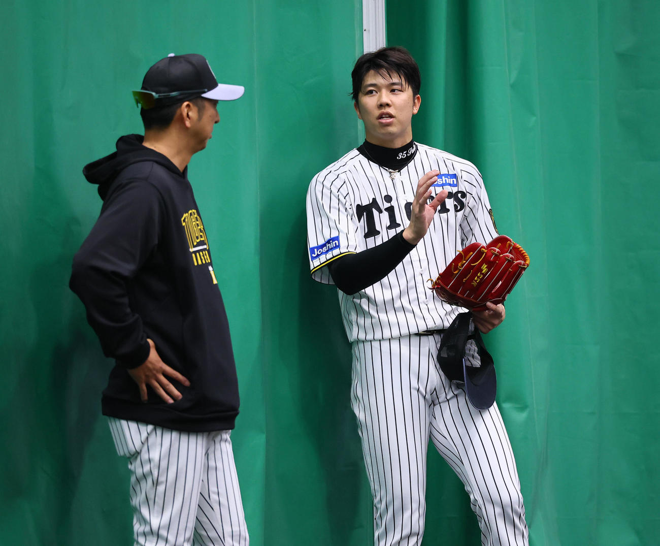 ブルペン投球を終え、藤川監督（左）と話しをする才木（撮影・藤尾明華）
