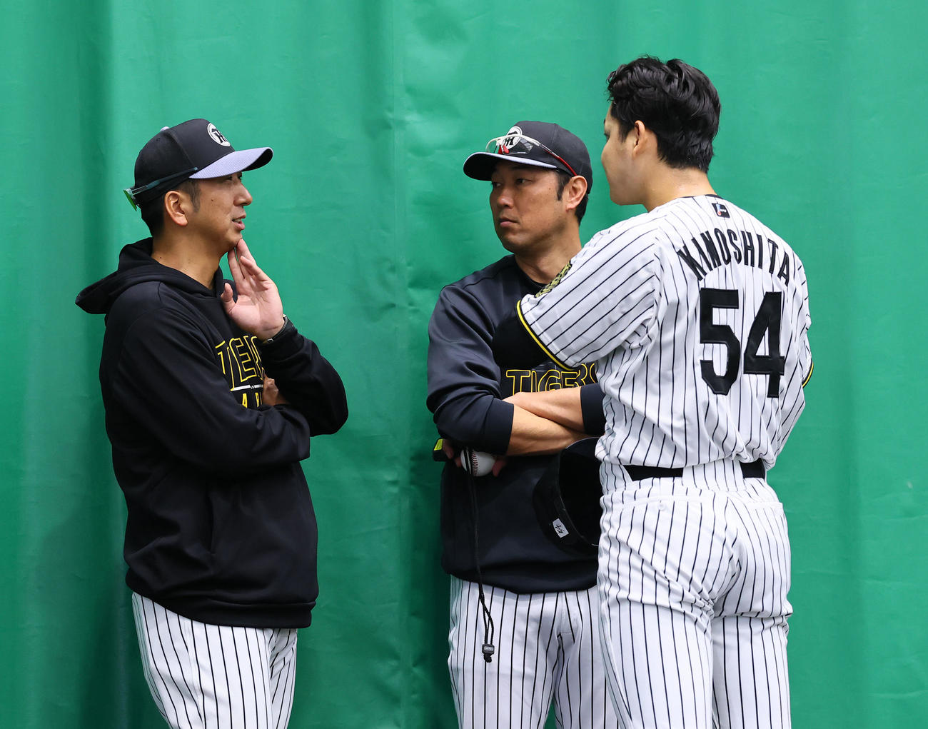 ブルペン投球練習を終えた木下と話しをする藤川監督（左）（撮影・藤尾明華）