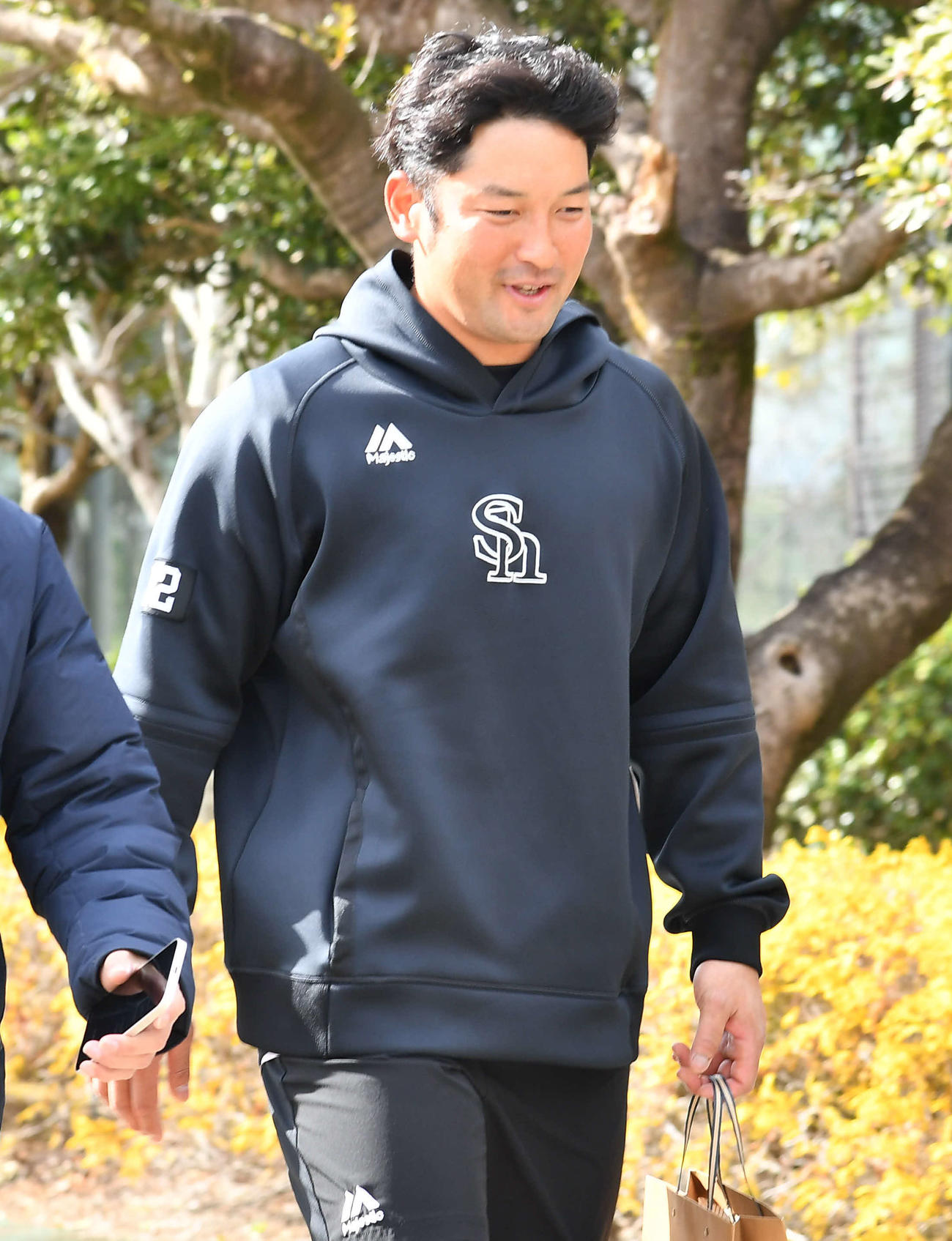 移動するソフトバンク嶺井（撮影・岩下翔太）